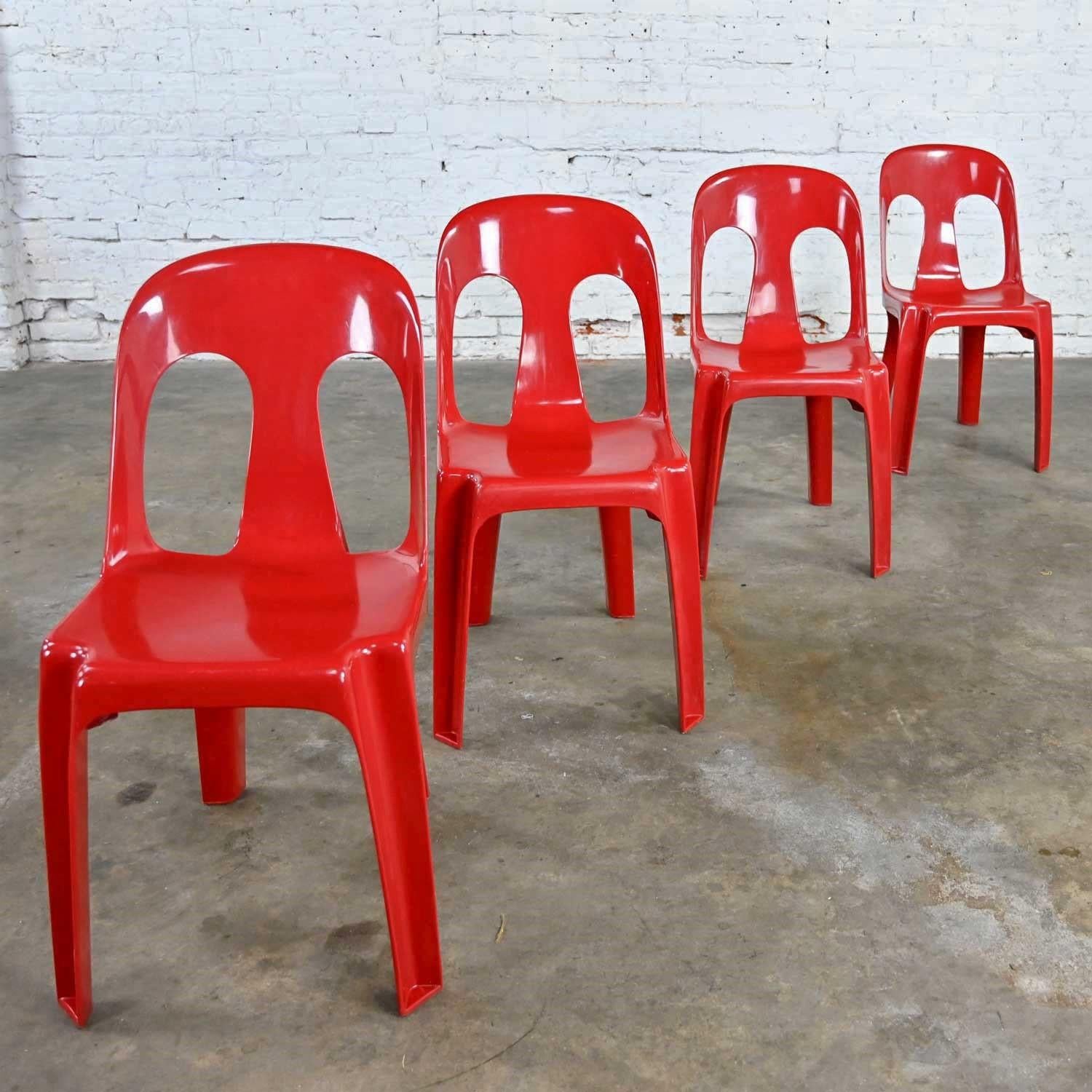 Ensemble de 4 chaises empilables en plastique rouge Henry Massonnet, de style moderne ou post-moderne 7