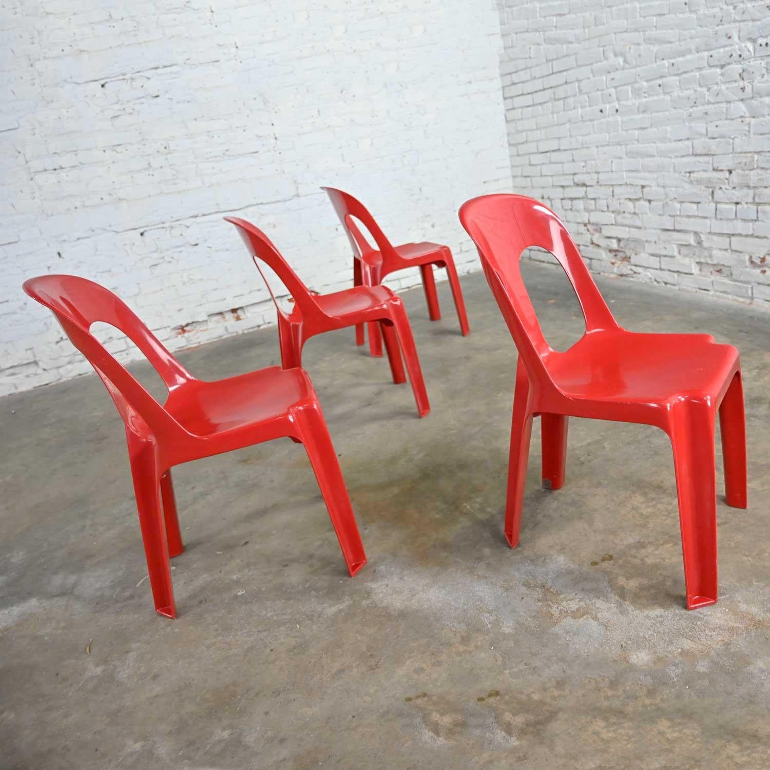 Ensemble de 4 chaises empilables en plastique rouge Henry Massonnet, de style moderne ou post-moderne 8