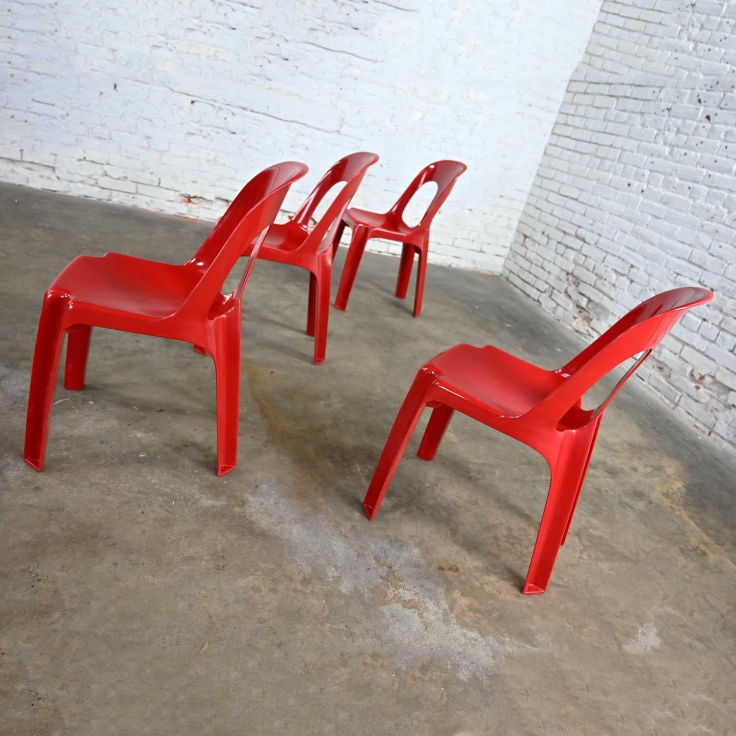 Postmoderne Ensemble de 4 chaises empilables en plastique rouge Henry Massonnet, de style moderne ou post-moderne