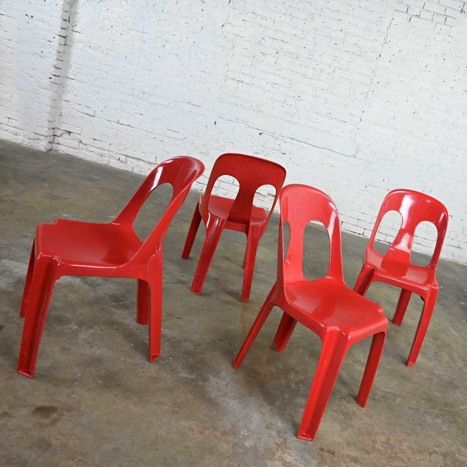Français Ensemble de 4 chaises empilables en plastique rouge Henry Massonnet, de style moderne ou post-moderne