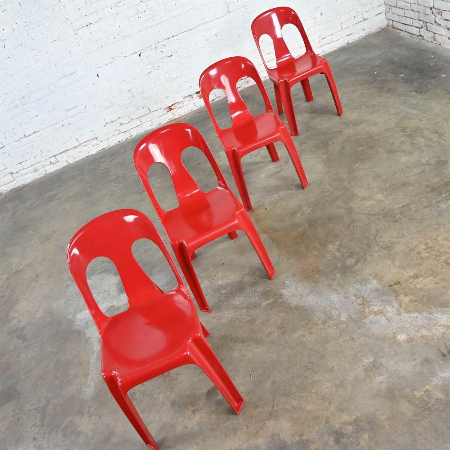 Moulé Ensemble de 4 chaises empilables en plastique rouge Henry Massonnet, de style moderne ou post-moderne