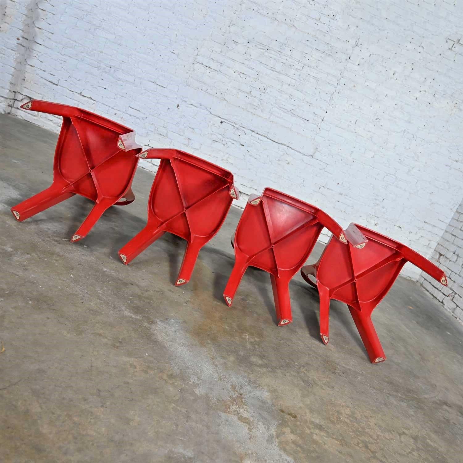 Ensemble de 4 chaises empilables en plastique rouge Henry Massonnet, de style moderne ou post-moderne Bon état à Topeka, KS