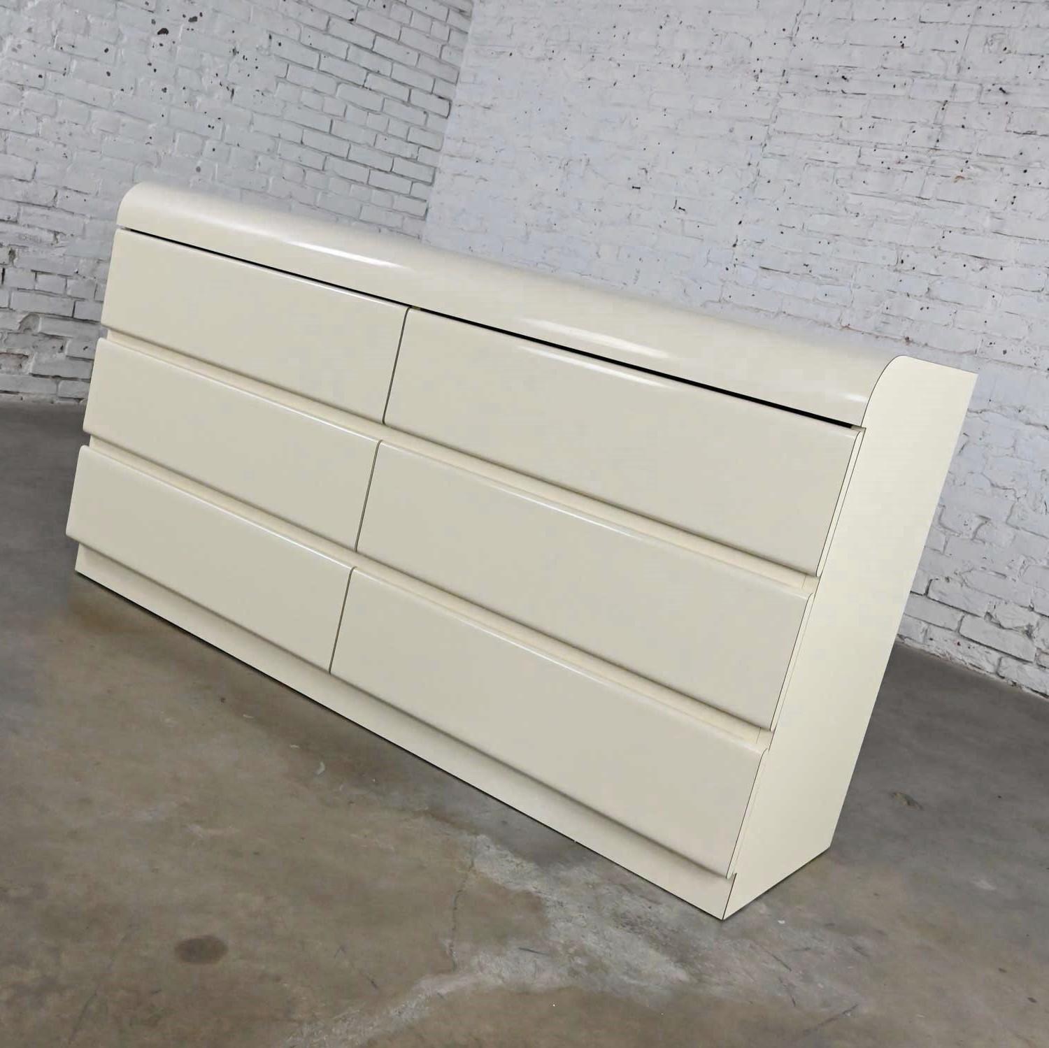 Modern to Post Modern Laminate White 6 Drawer Custom Dresser or Center Display en vente 12
