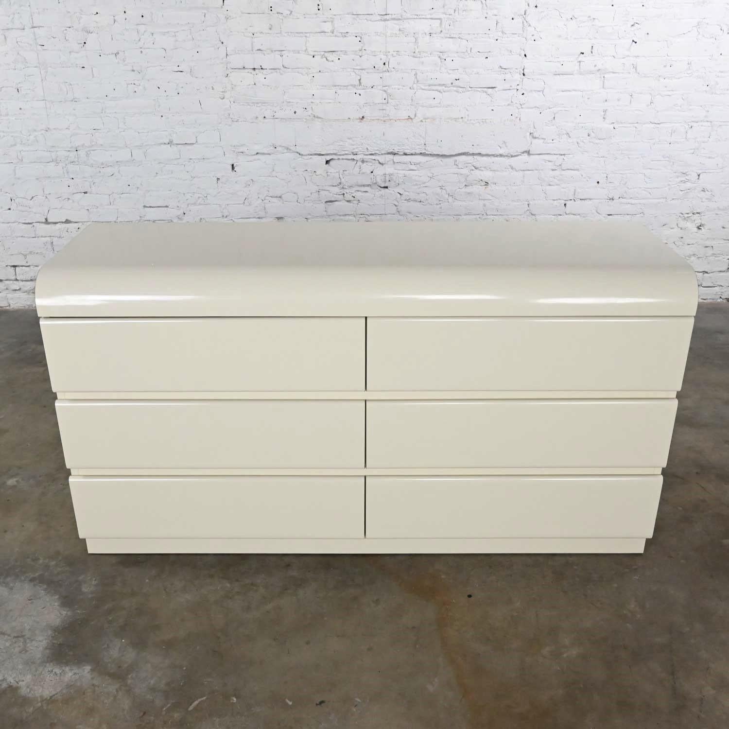 Moderne Modern to Post Modern Laminate White 6 Drawer Custom Dresser or Center Display en vente