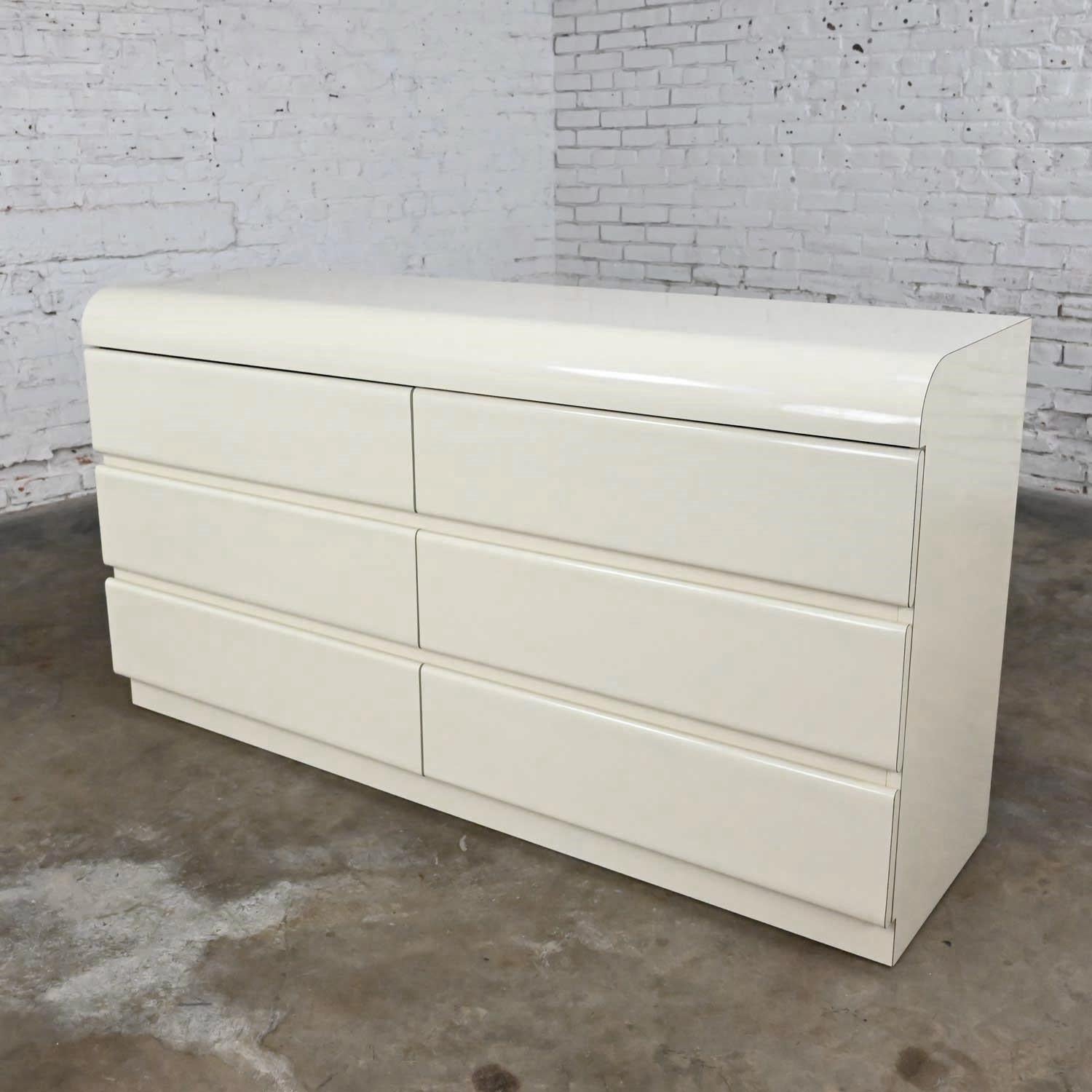 Américain Modern to Post Modern Laminate White 6 Drawer Custom Dresser or Center Display en vente