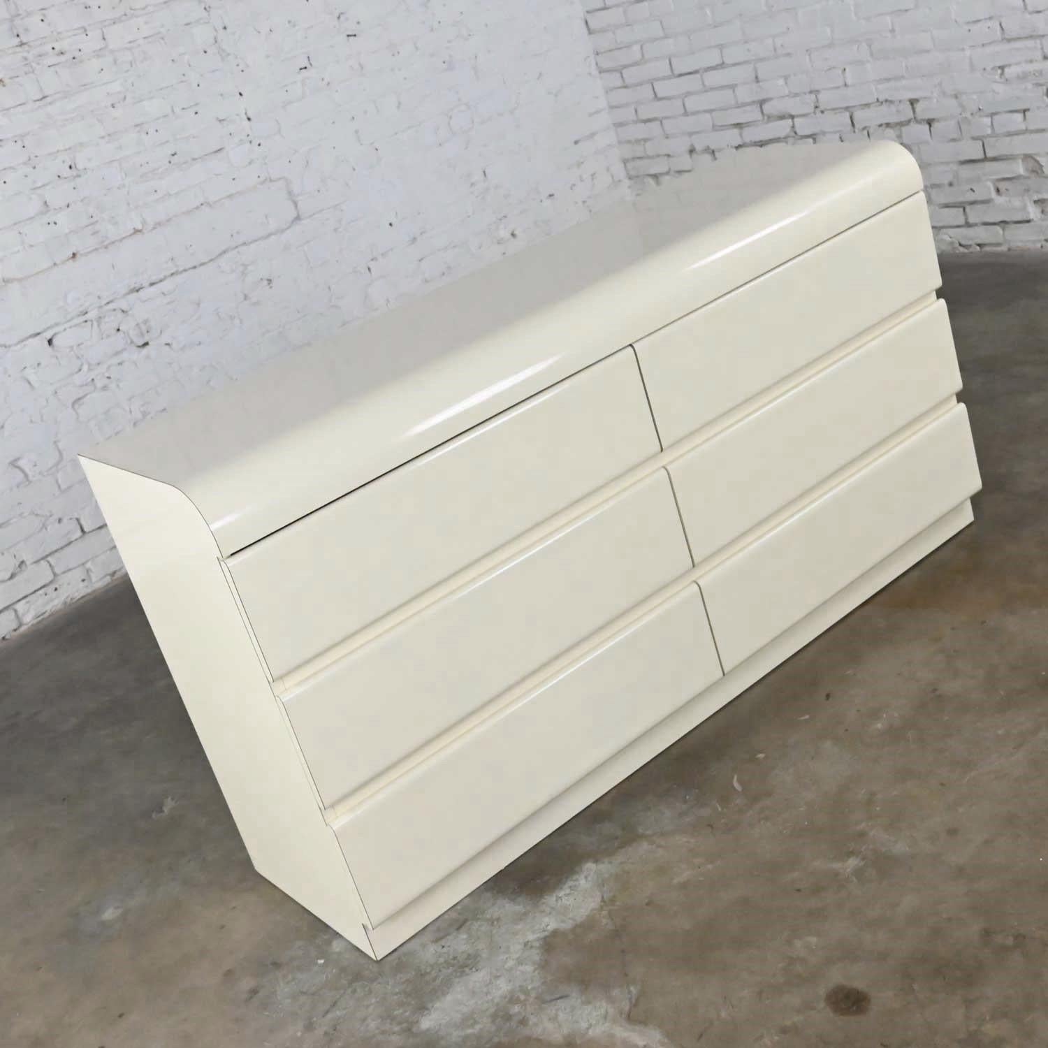 Plaqué Modern to Post Modern Laminate White 6 Drawer Custom Dresser or Center Display en vente