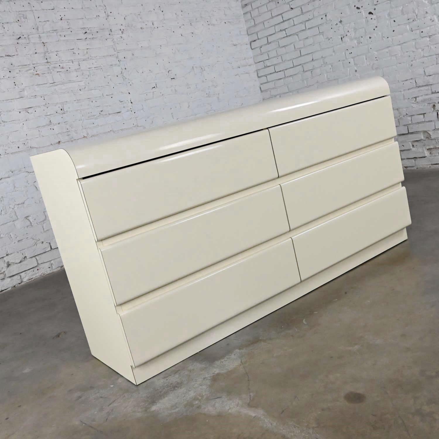 Modern to Post Modern Laminate White 6 Drawer Custom Dresser or Center Display Bon état - En vente à Topeka, KS