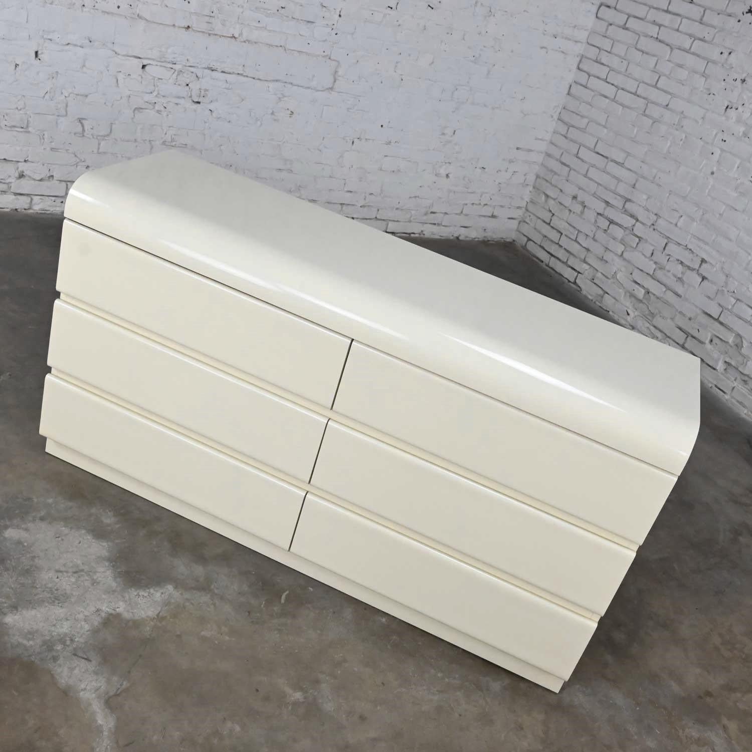 20ième siècle Modern to Post Modern Laminate White 6 Drawer Custom Dresser or Center Display en vente