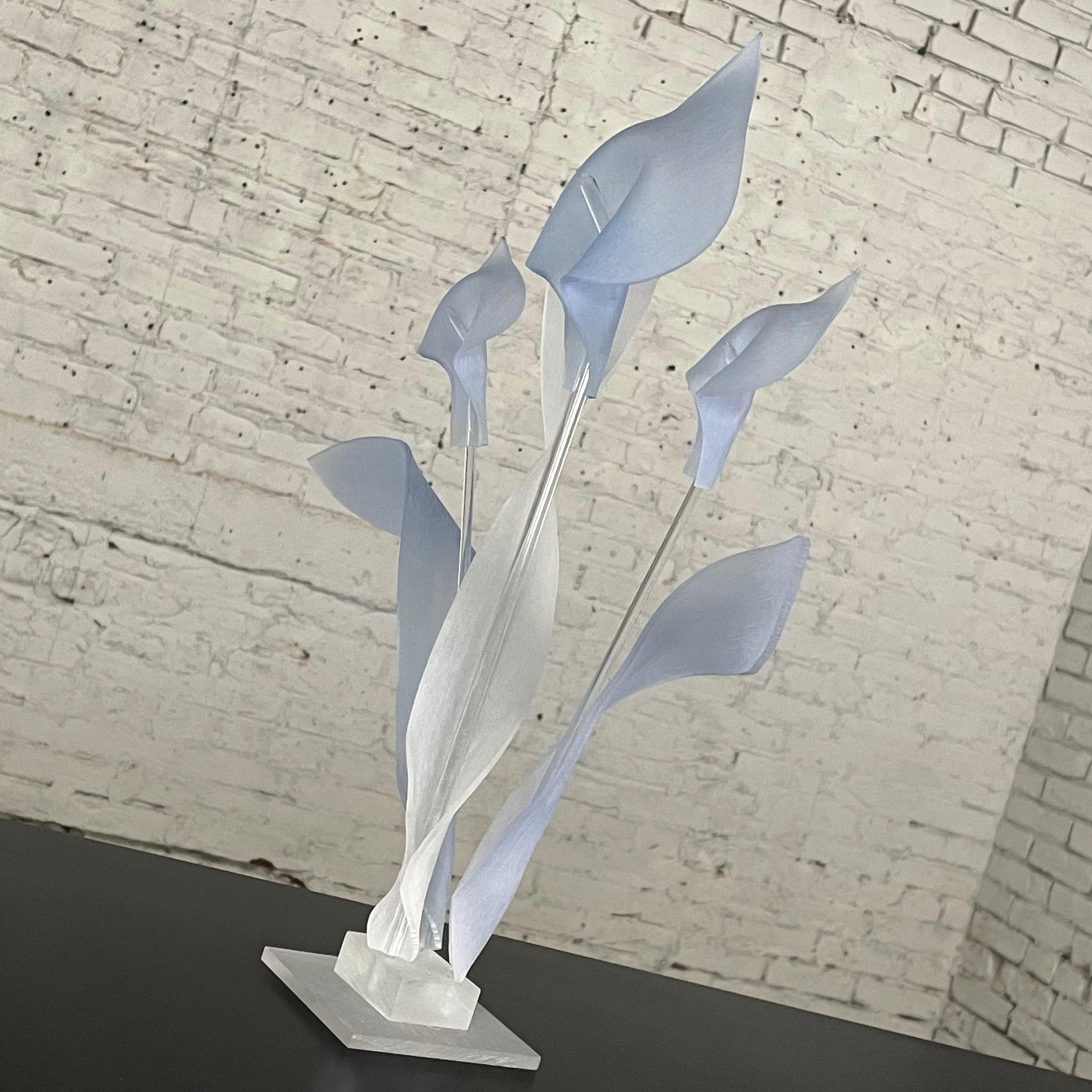 Moderne bis postmoderne Calla Lily-Skulptur oder Tafelaufsatz aus blauem und klarem Lucite, modern bis postmodern  im Angebot 3