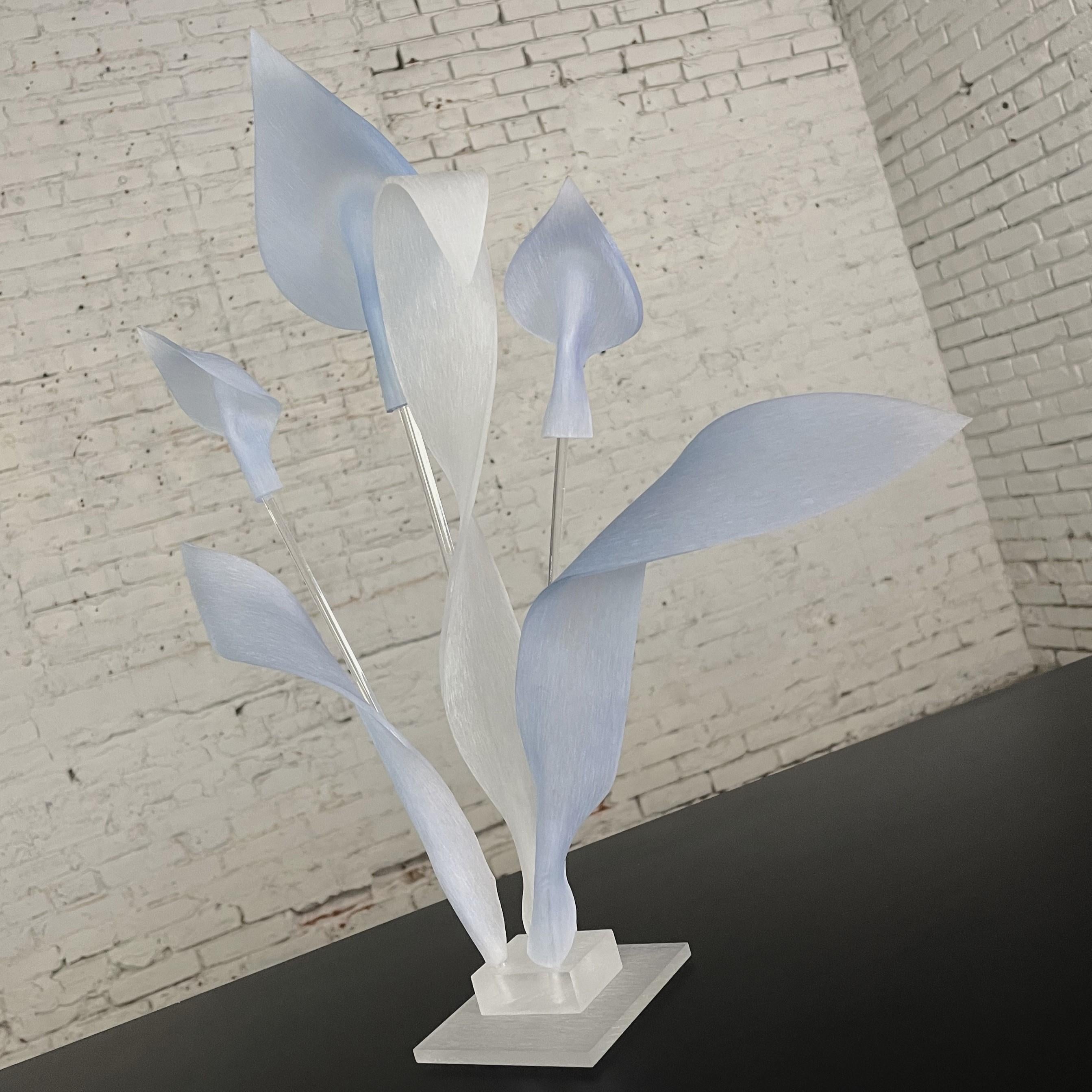 Moderne bis postmoderne Calla Lily-Skulptur oder Tafelaufsatz aus blauem und klarem Lucite, modern bis postmodern  im Angebot 4
