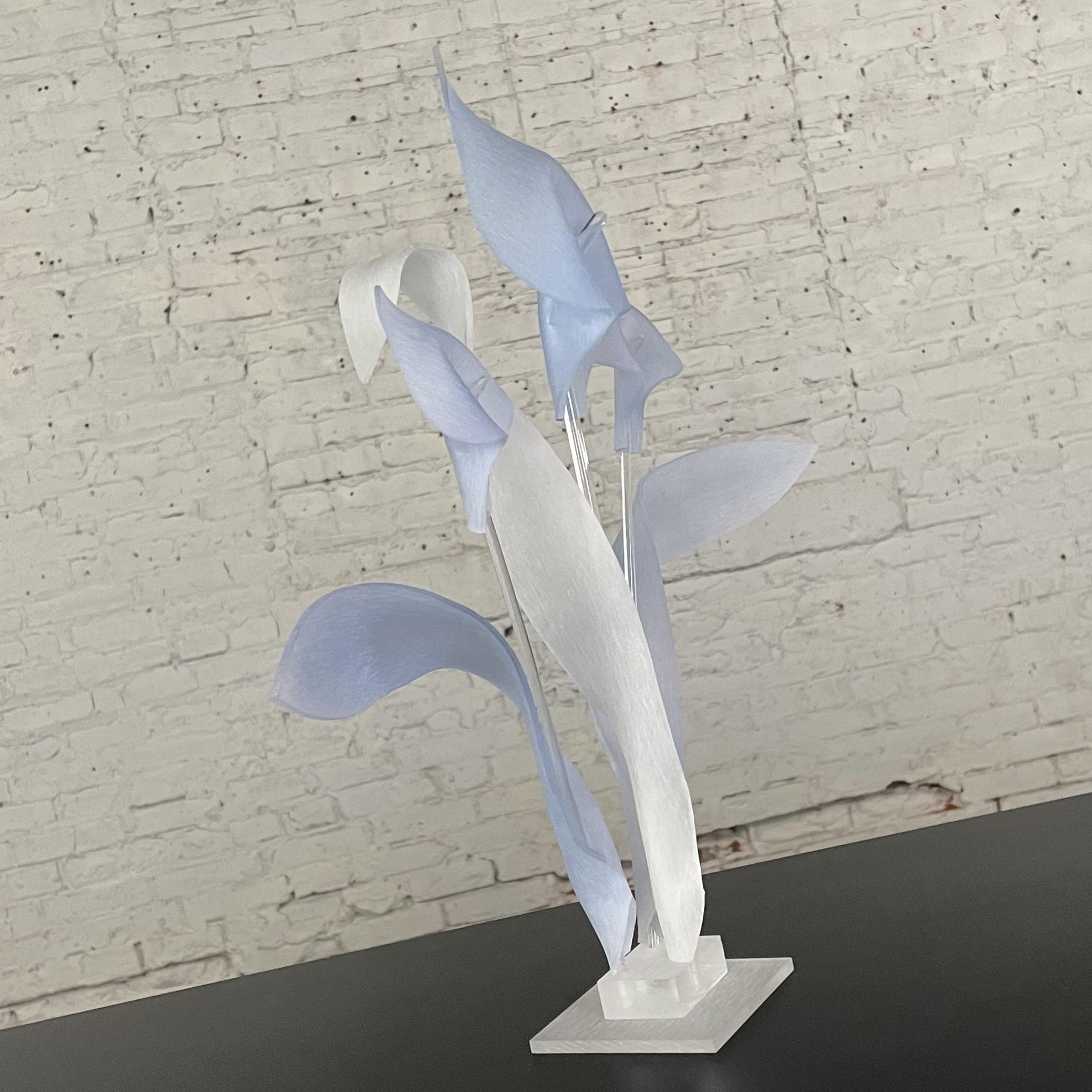 Moderne bis postmoderne Calla Lily-Skulptur oder Tafelaufsatz aus blauem und klarem Lucite, modern bis postmodern  im Angebot 5