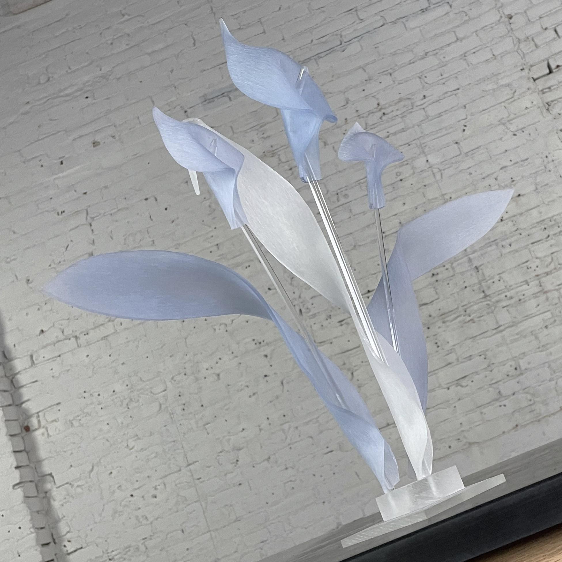 Moderne bis postmoderne Calla Lily-Skulptur oder Tafelaufsatz aus blauem und klarem Lucite, modern bis postmodern  im Angebot 6