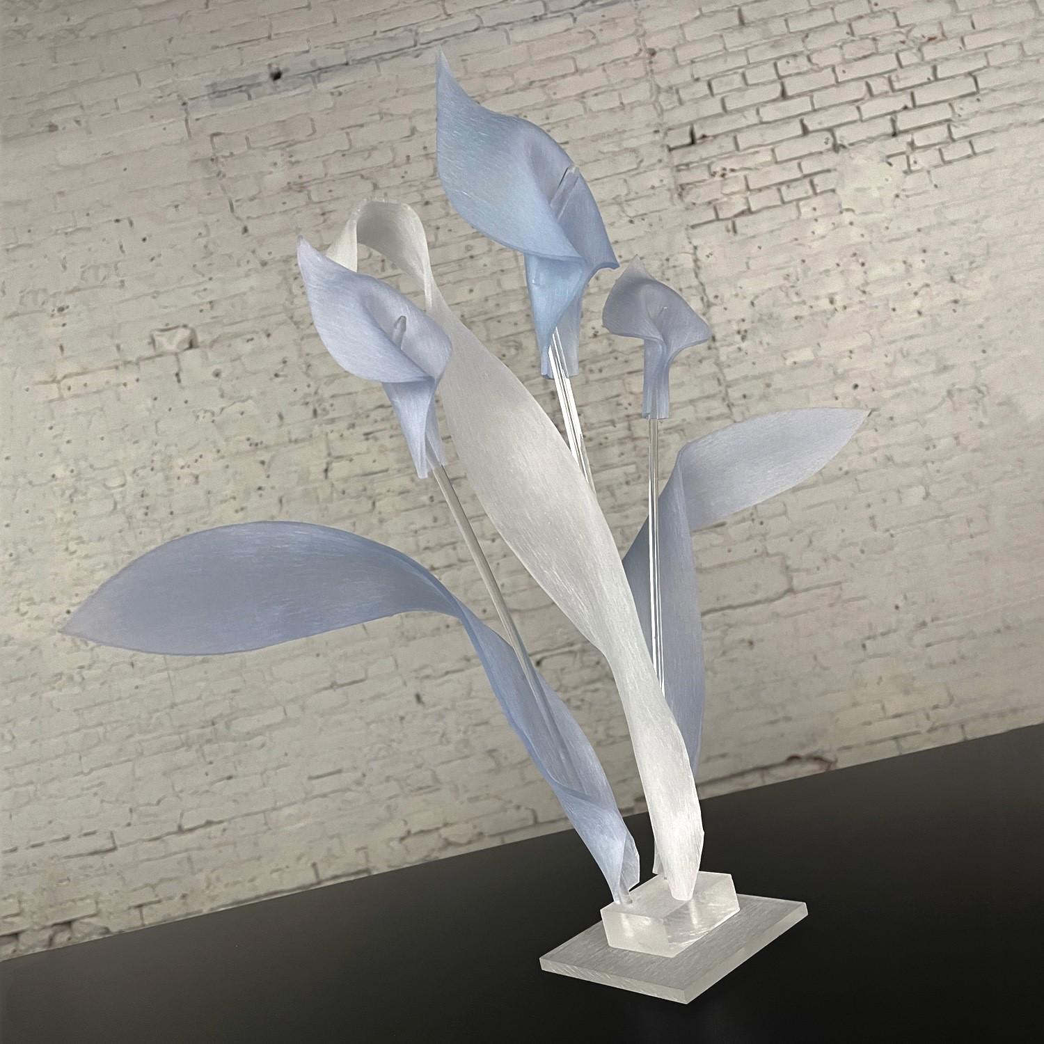 Moderne bis postmoderne Calla Lily-Skulptur oder Tafelaufsatz aus blauem und klarem Lucite, modern bis postmodern  im Angebot 9