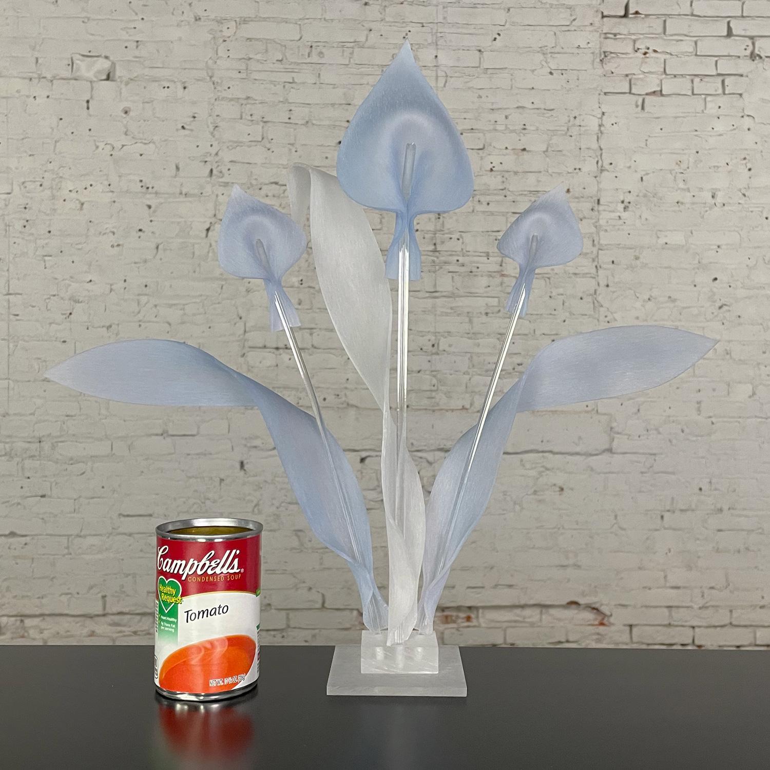 Moderne bis postmoderne Calla Lily-Skulptur oder Tafelaufsatz aus blauem und klarem Lucite, modern bis postmodern  im Angebot 10