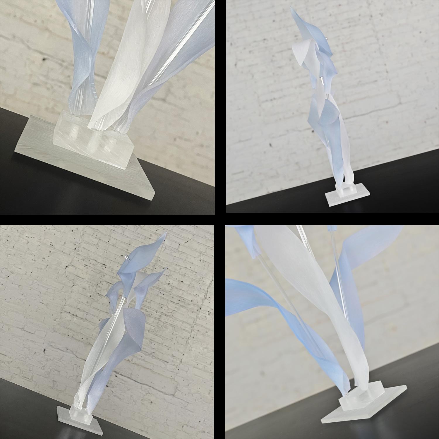 Moderne bis postmoderne Calla Lily-Skulptur oder Tafelaufsatz aus blauem und klarem Lucite, modern bis postmodern  im Angebot 12