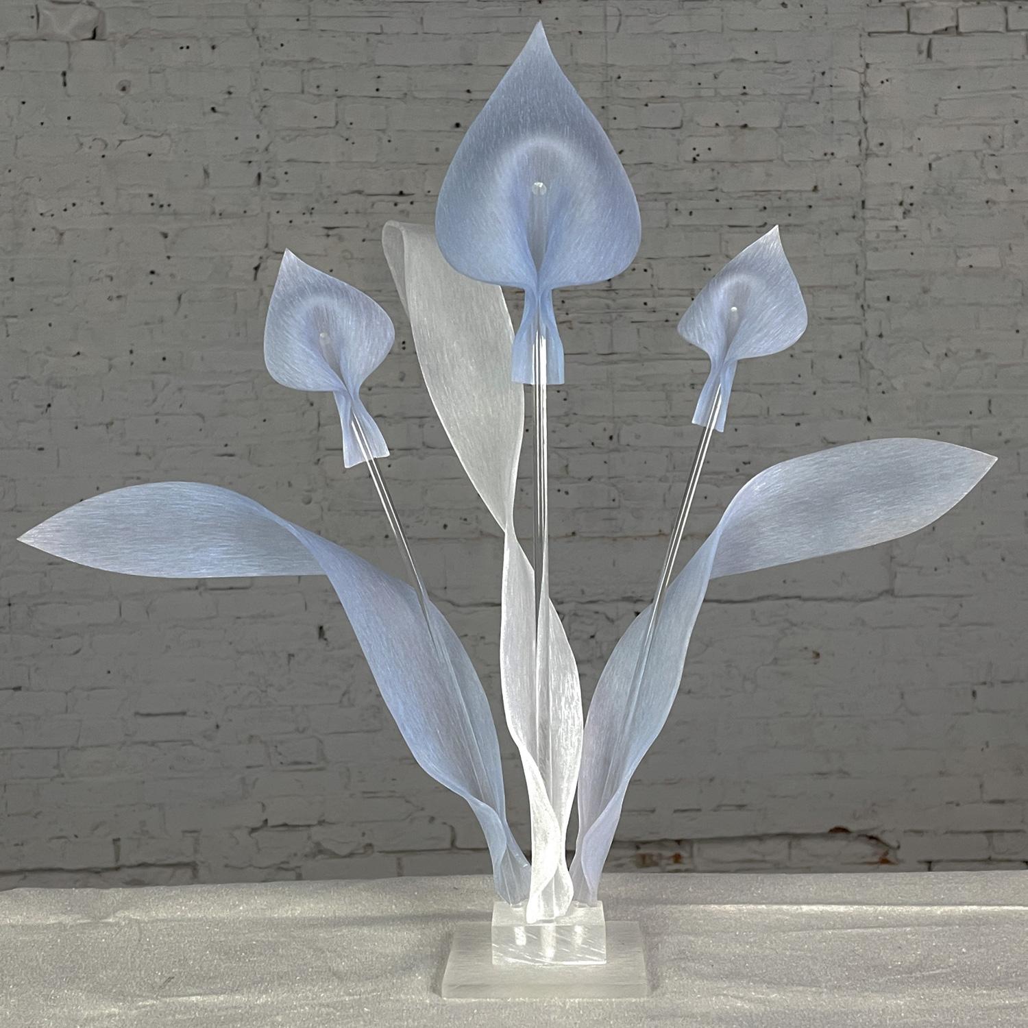 Moderne bis postmoderne Calla Lily-Skulptur oder Tafelaufsatz aus blauem und klarem Lucite, modern bis postmodern  (Postmoderne) im Angebot