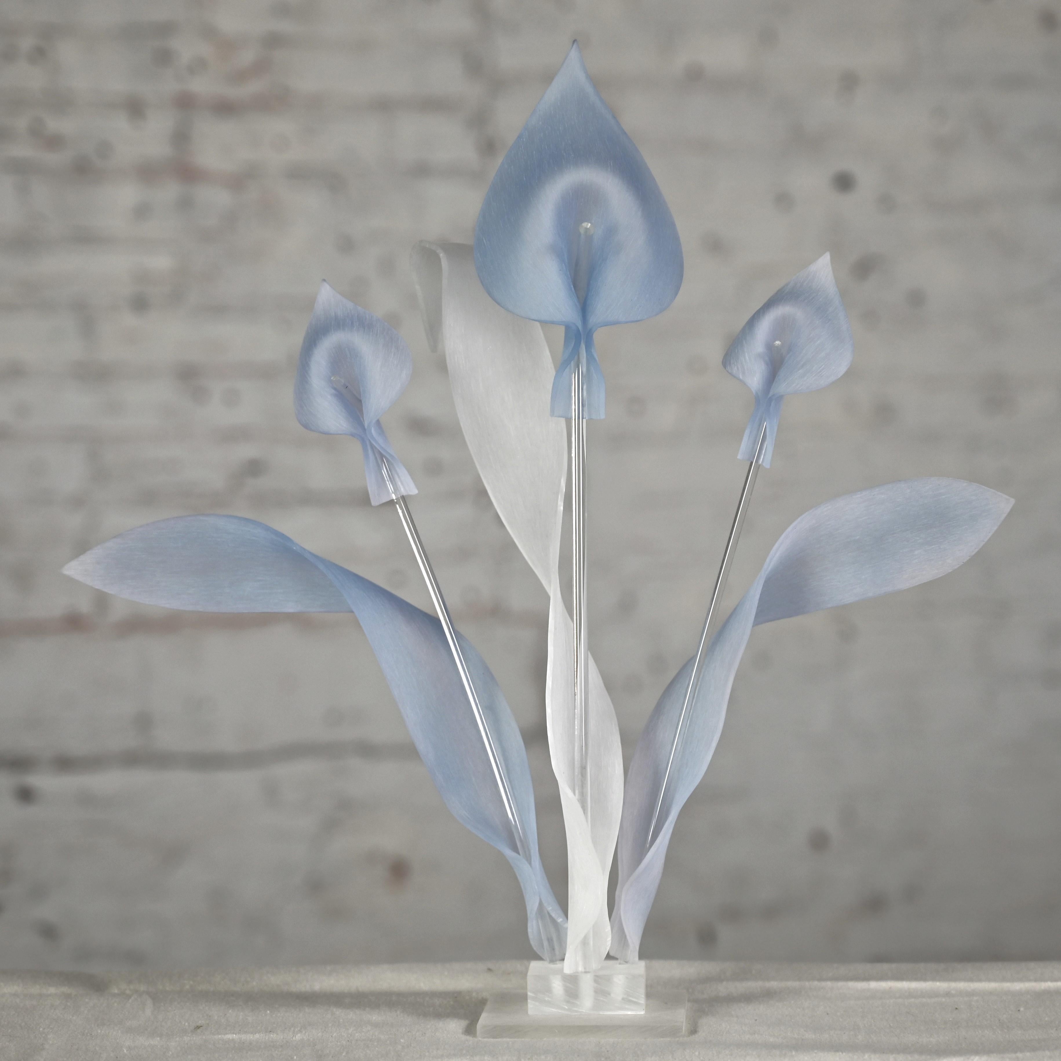 Modern to Postmodern Calla Lily Blue & Clear Lucite Sculpture or Centerpiece  In Good Condition For Sale In Topeka, KS