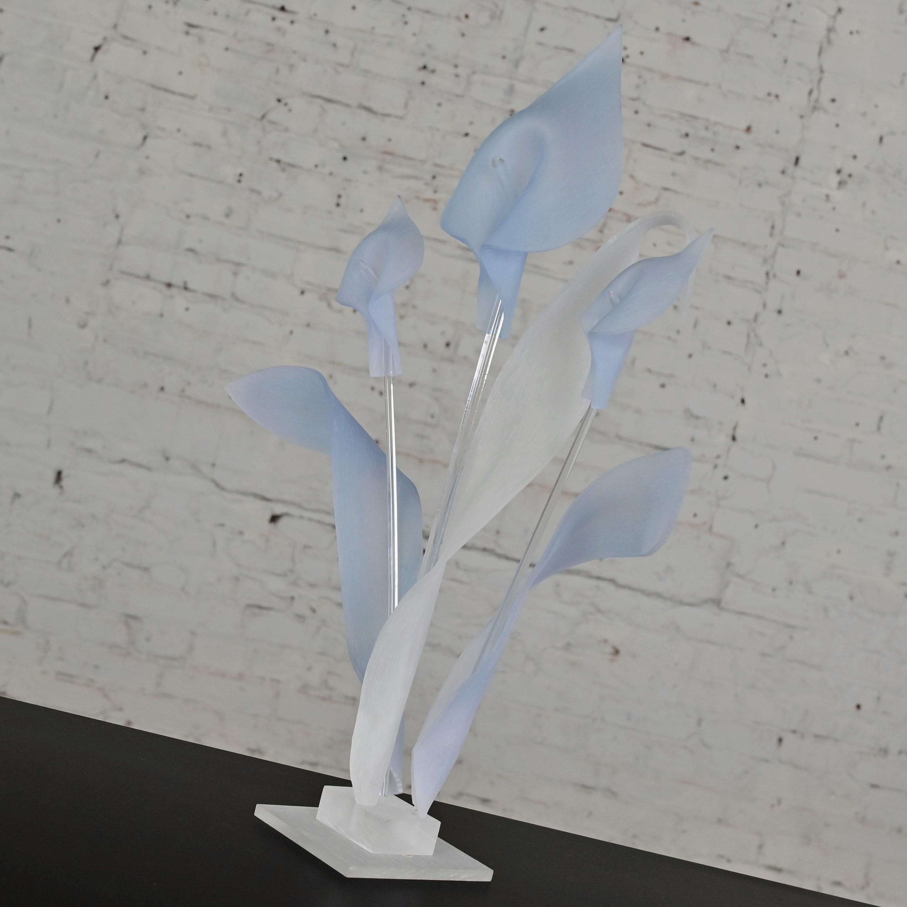 Moderne bis postmoderne Calla Lily-Skulptur oder Tafelaufsatz aus blauem und klarem Lucite, modern bis postmodern  (20. Jahrhundert) im Angebot
