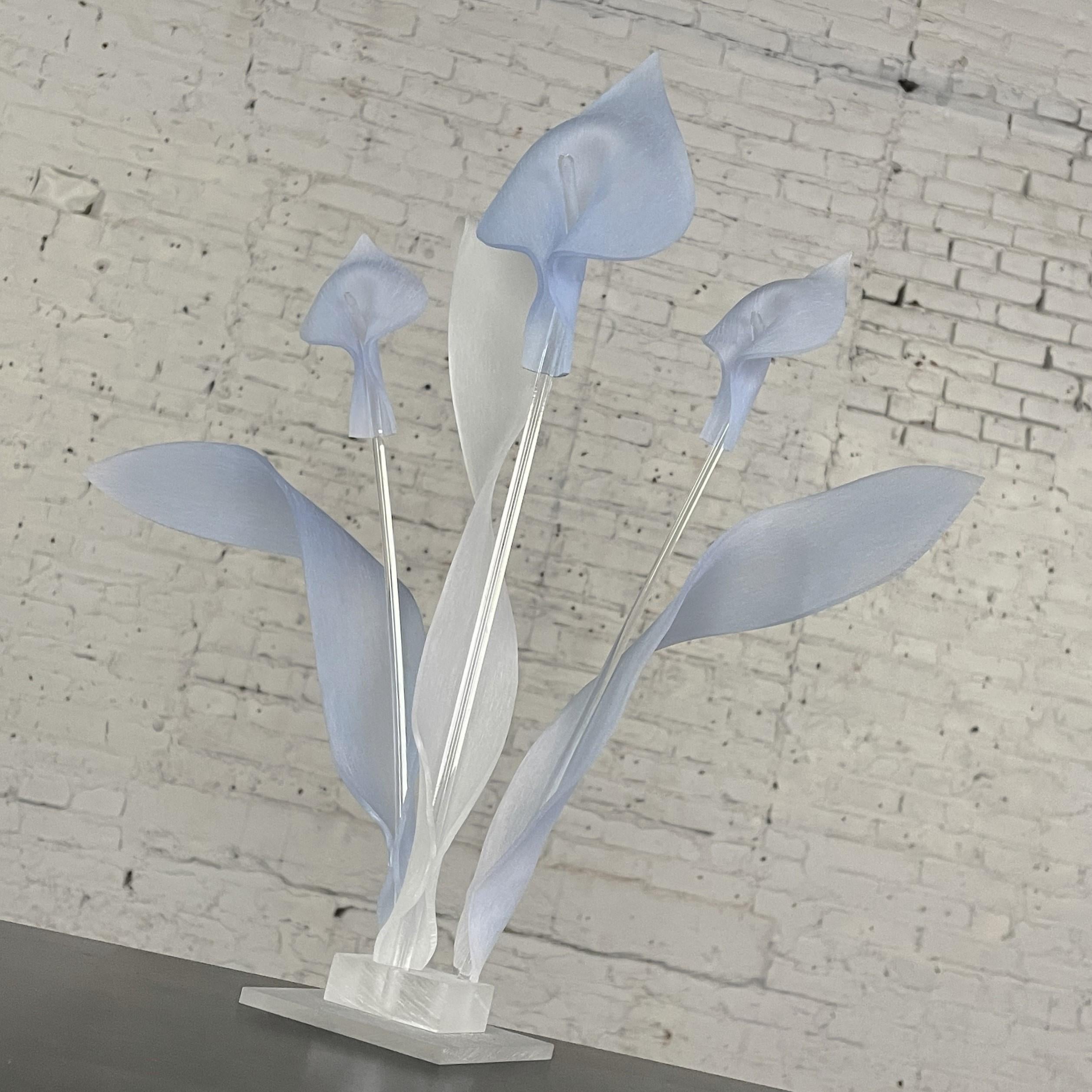 Moderne bis postmoderne Calla Lily-Skulptur oder Tafelaufsatz aus blauem und klarem Lucite, modern bis postmodern  im Angebot 1
