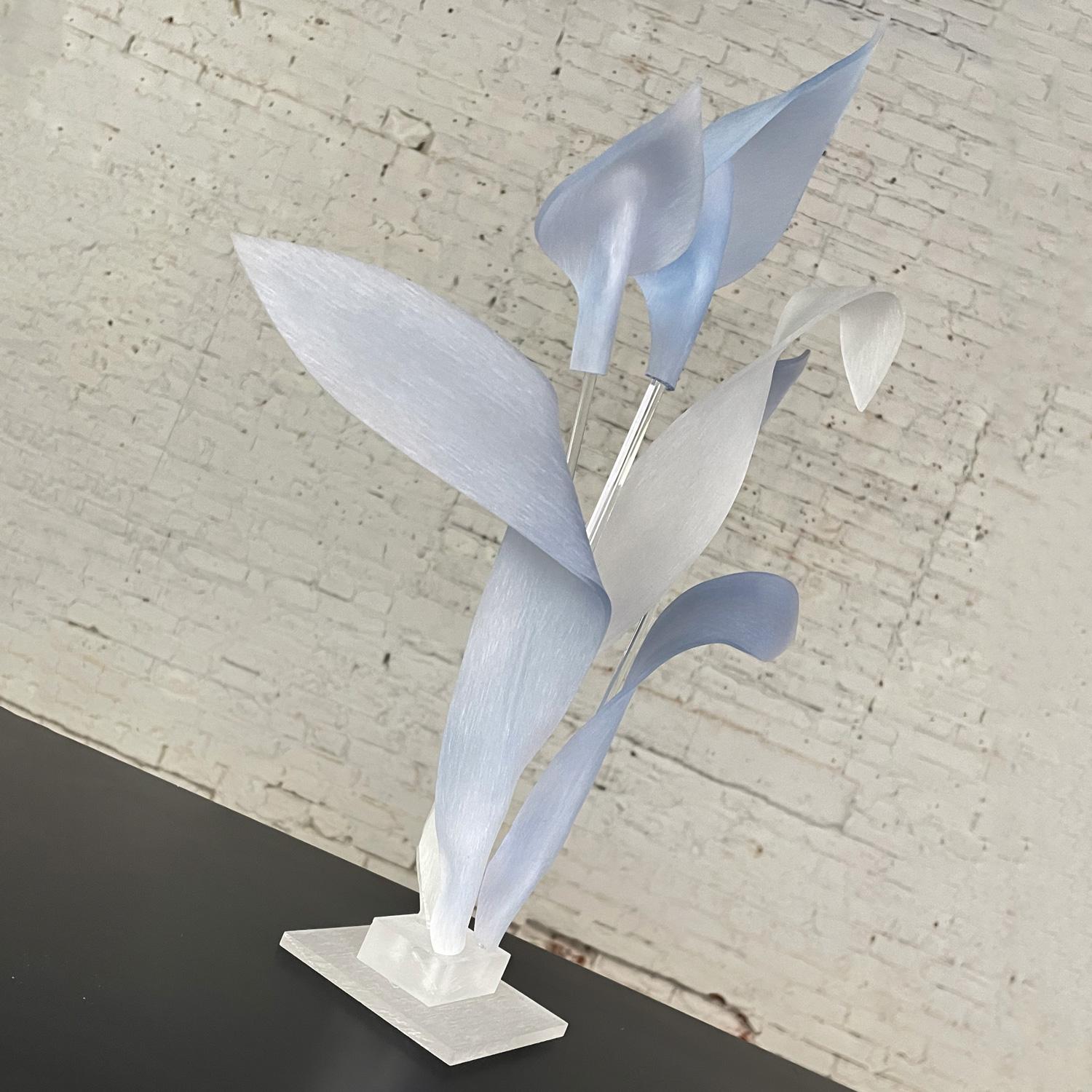 Moderne bis postmoderne Calla Lily-Skulptur oder Tafelaufsatz aus blauem und klarem Lucite, modern bis postmodern  im Angebot 2