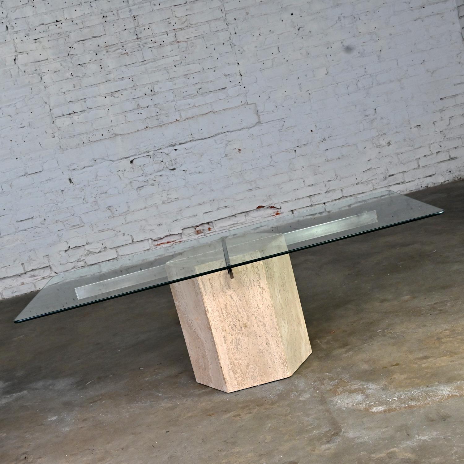 Table basse moderne et postmoderne à base hexagonale en travertin avec plateau rectangulaire en verre en vente 3