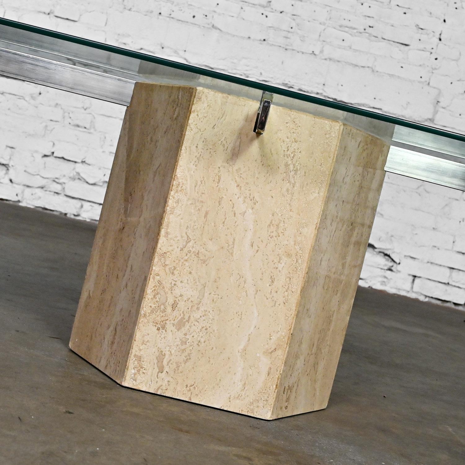 Table basse moderne et postmoderne à base hexagonale en travertin avec plateau rectangulaire en verre en vente 5