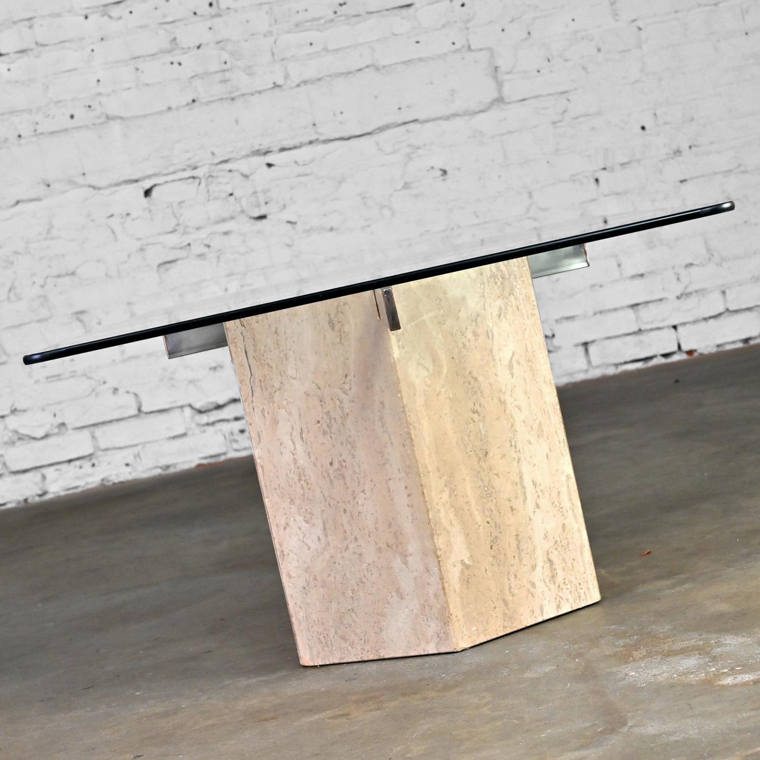 Table basse moderne et postmoderne à base hexagonale en travertin avec plateau rectangulaire en verre en vente 9