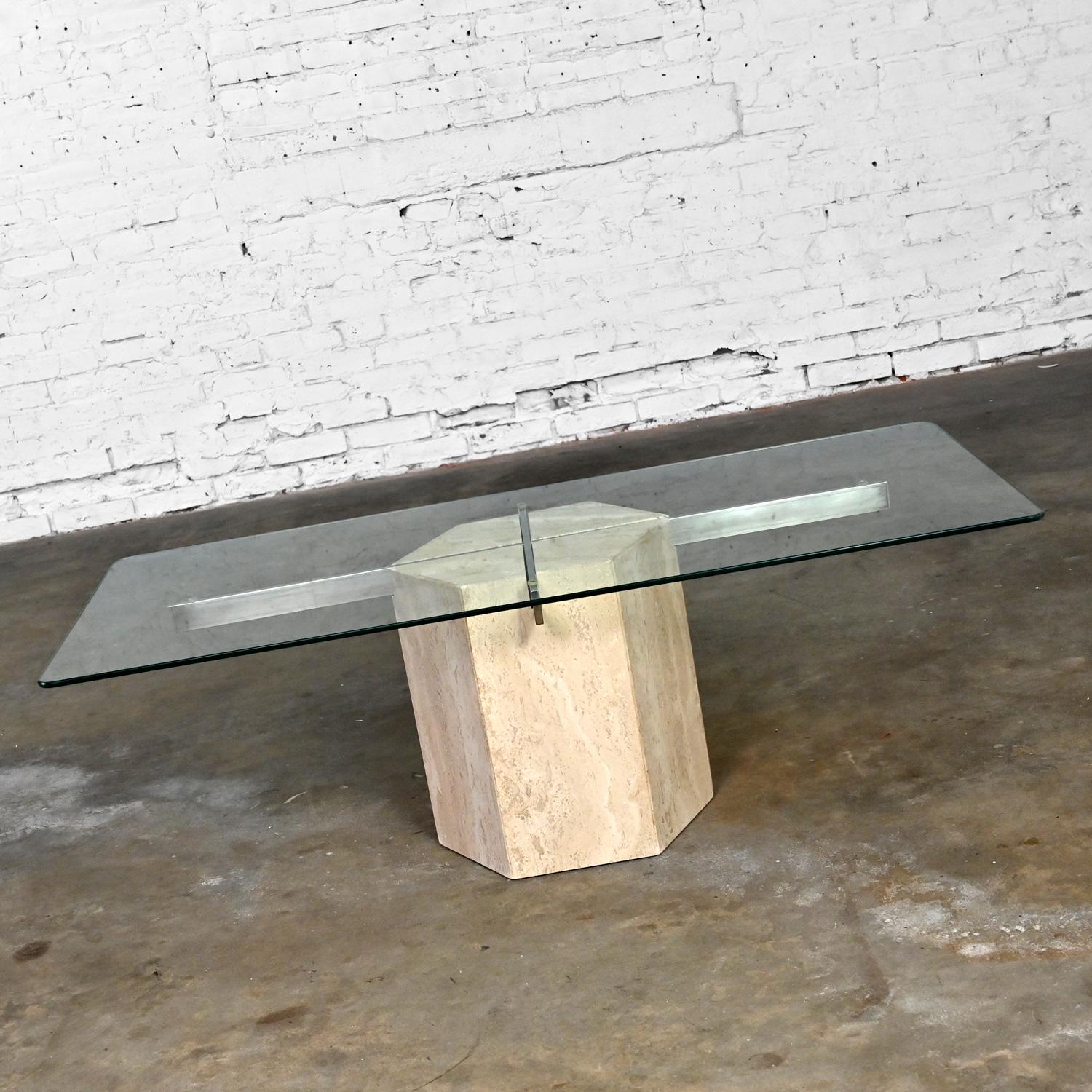 Postmoderne Table basse moderne et postmoderne à base hexagonale en travertin avec plateau rectangulaire en verre en vente