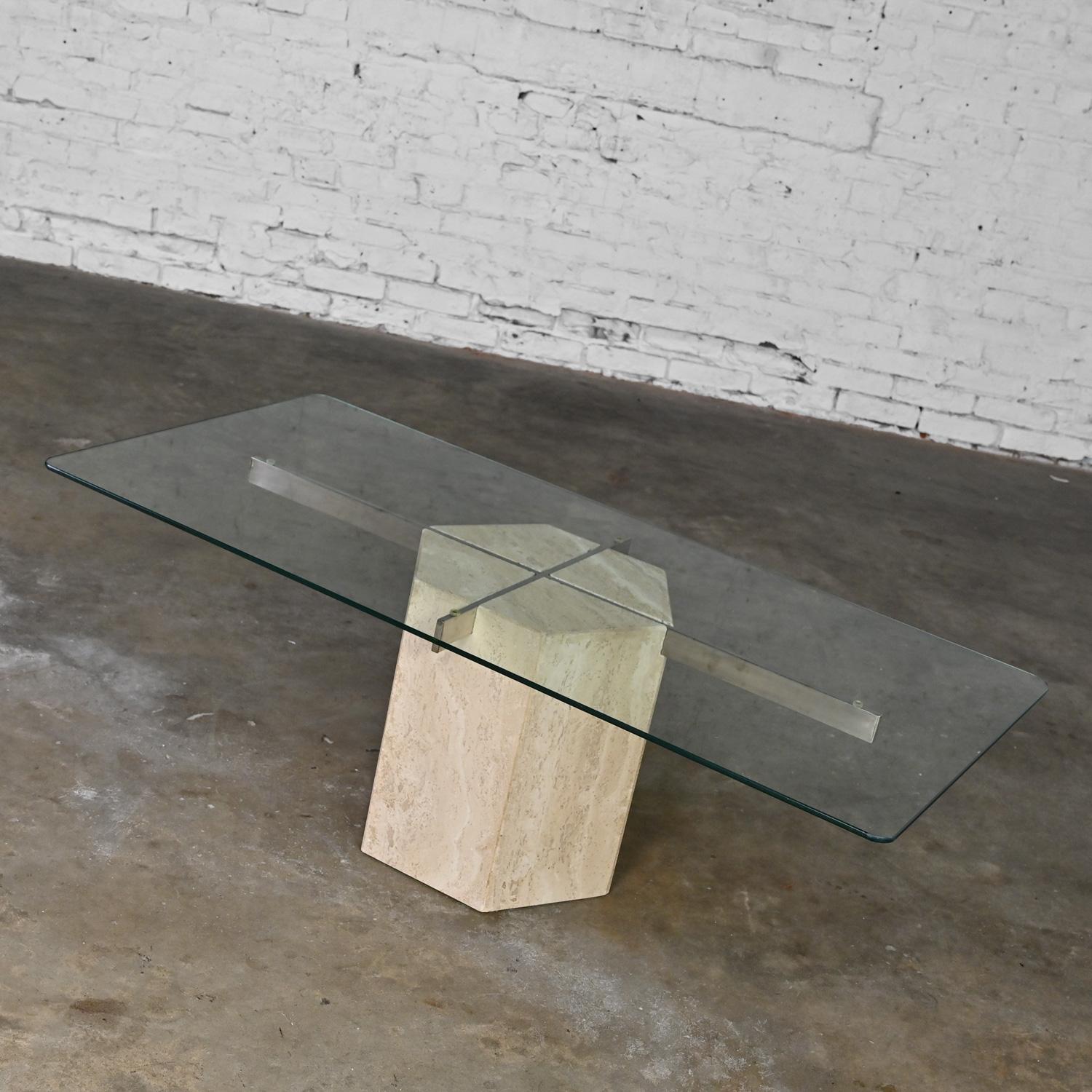 Inconnu Table basse moderne et postmoderne à base hexagonale en travertin avec plateau rectangulaire en verre en vente