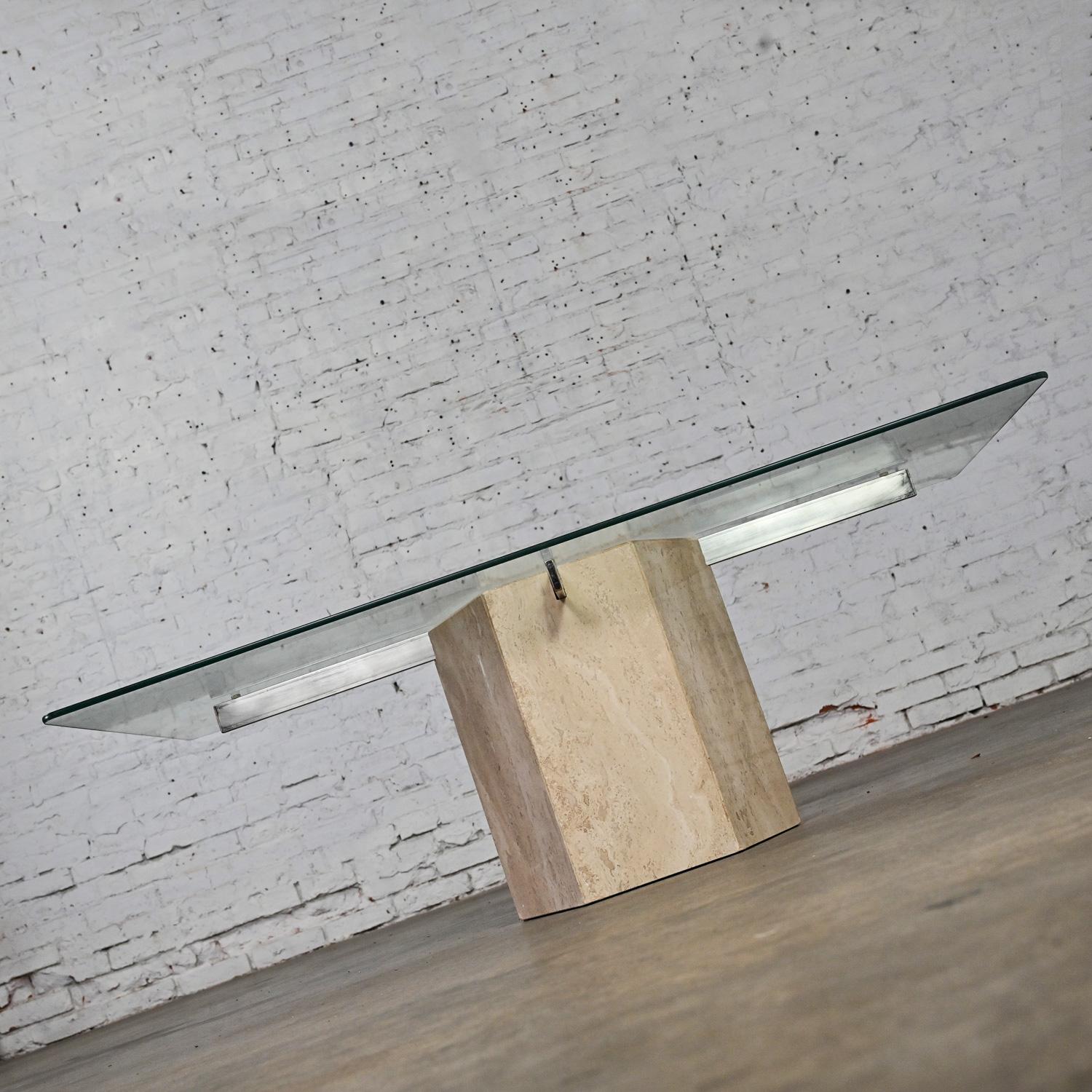 20ième siècle Table basse moderne et postmoderne à base hexagonale en travertin avec plateau rectangulaire en verre en vente