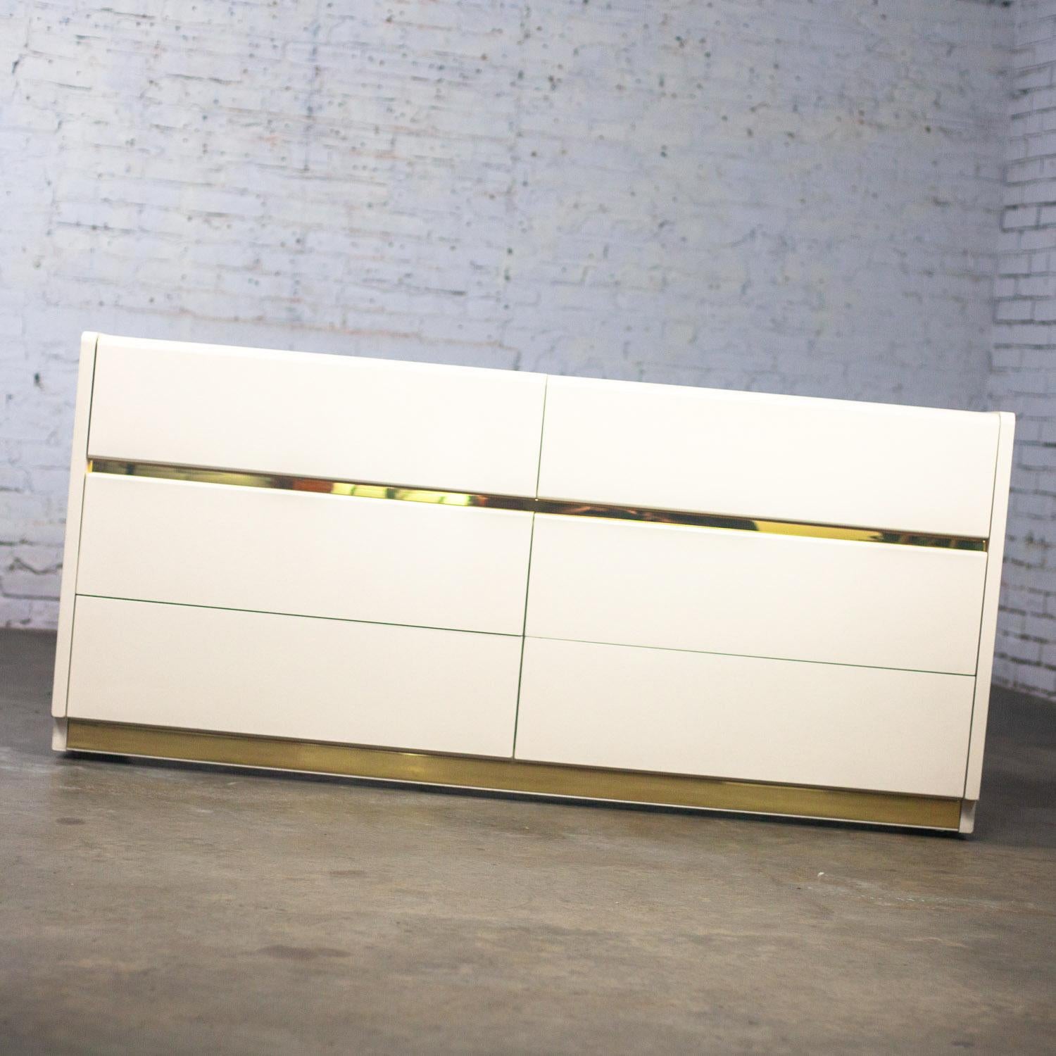 Wunderschöne moderne bis postmoderne 6-Schubladen-Kommode, Buffet oder Kredenz von Lane Furniture, bestehend aus weißem Lack und Messingbeschlägen. Schöner Zustand, wenn man bedenkt, dass dies Vintage und nicht neu ist, so wird Zeichen der Nutzung
