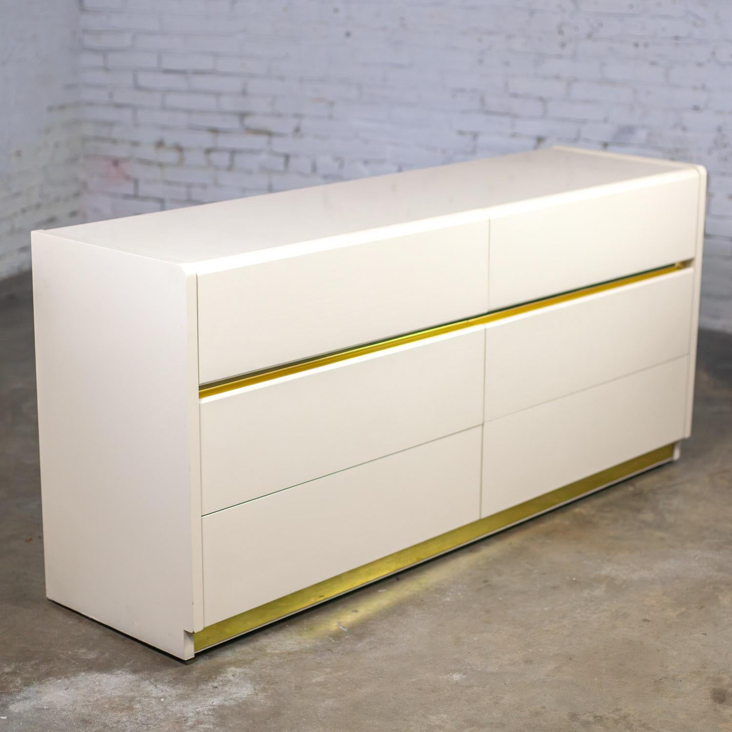 Modern bis Postmodern Lane Furniture 6 Schublade Kommode oder Buffet Weiß Lackiert im Zustand „Gut“ im Angebot in Topeka, KS
