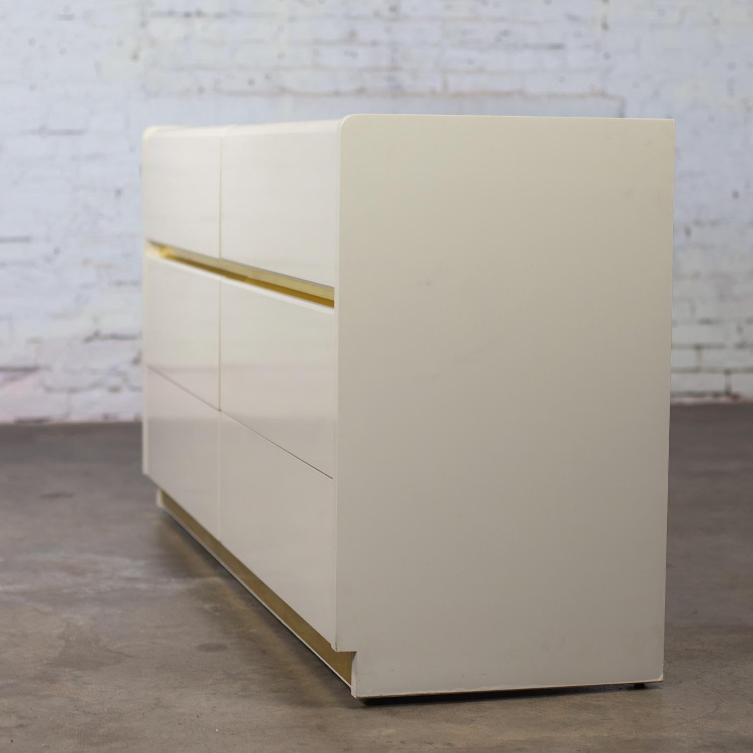 Modern bis Postmodern Lane Furniture 6 Schublade Kommode oder Buffet Weiß Lackiert (Messing) im Angebot