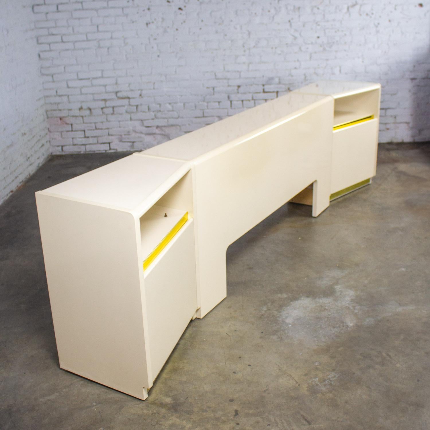 Modern bis Postmodern Lane Furniture Queen Size Bett Kopfteil w/Nachttische Weiß im Angebot 3
