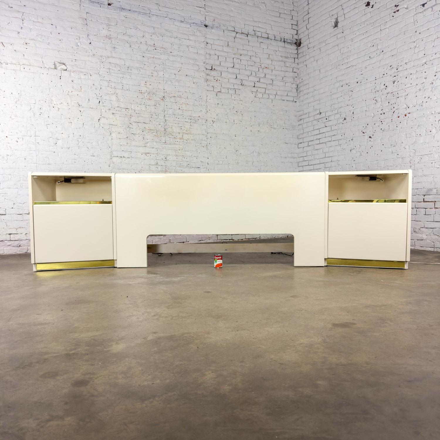 Fabelhafte Vintage Modern bis Postmodern Lane Furniture Queen Größe Bett Kopfteil mit integriertem Nachttisch aus weißem Lack & Messing. Schöner Zustand, wenn man bedenkt, dass dies Vintage und nicht neu ist, so wird Zeichen der Nutzung und