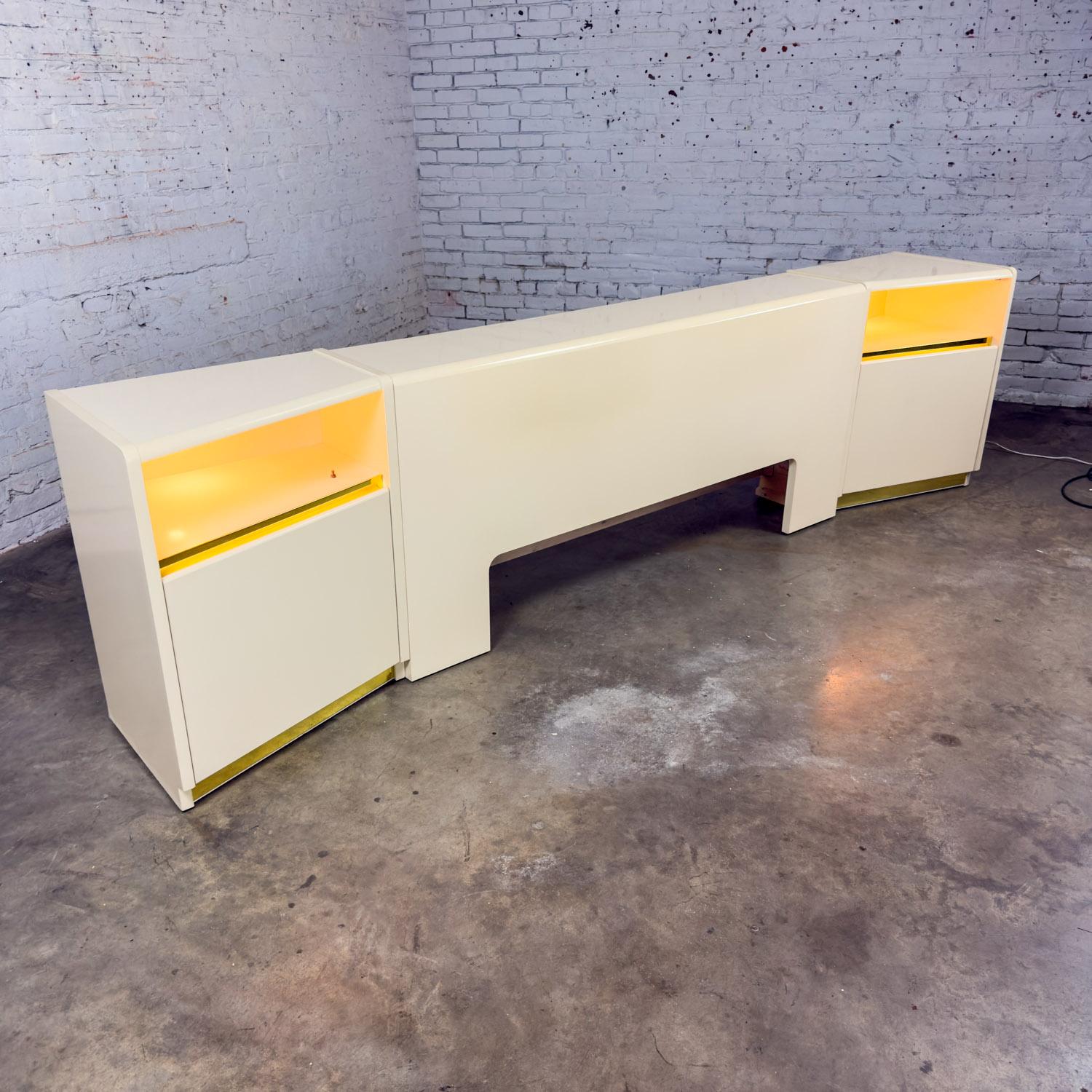 Modern bis Postmodern Lane Furniture Queen Size Bett Kopfteil w/Nachttische Weiß (amerikanisch) im Angebot