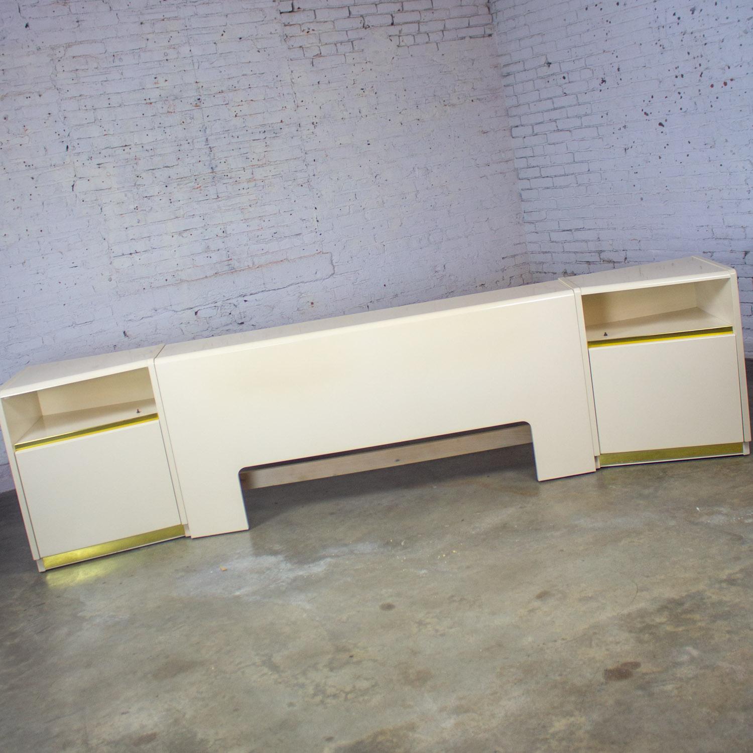 Modern bis Postmodern Lane Furniture Queen Size Bett Kopfteil w/Nachttische Weiß im Zustand „Gut“ im Angebot in Topeka, KS