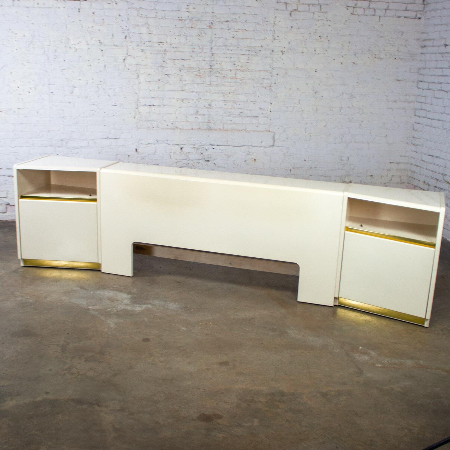 Modern bis Postmodern Lane Furniture Queen Size Bett Kopfteil w/Nachttische Weiß (Messing) im Angebot