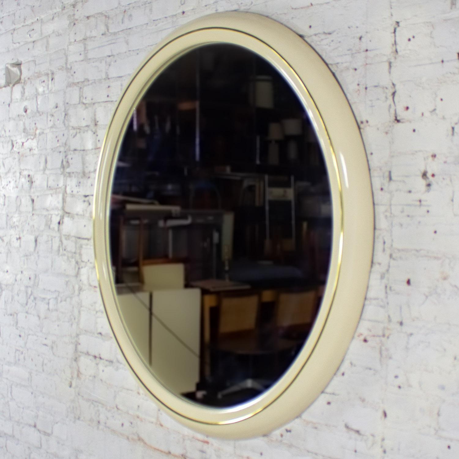 Moderne à postmoderne Lane Furniture Miroir mural rond en laque blanche et laiton en vente 4