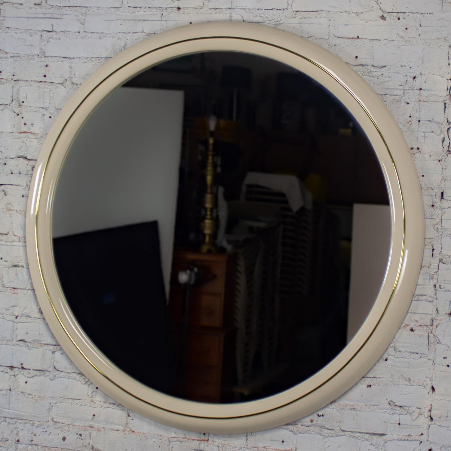 Moderne à postmoderne Lane Furniture Miroir mural rond en laque blanche et laiton en vente 6