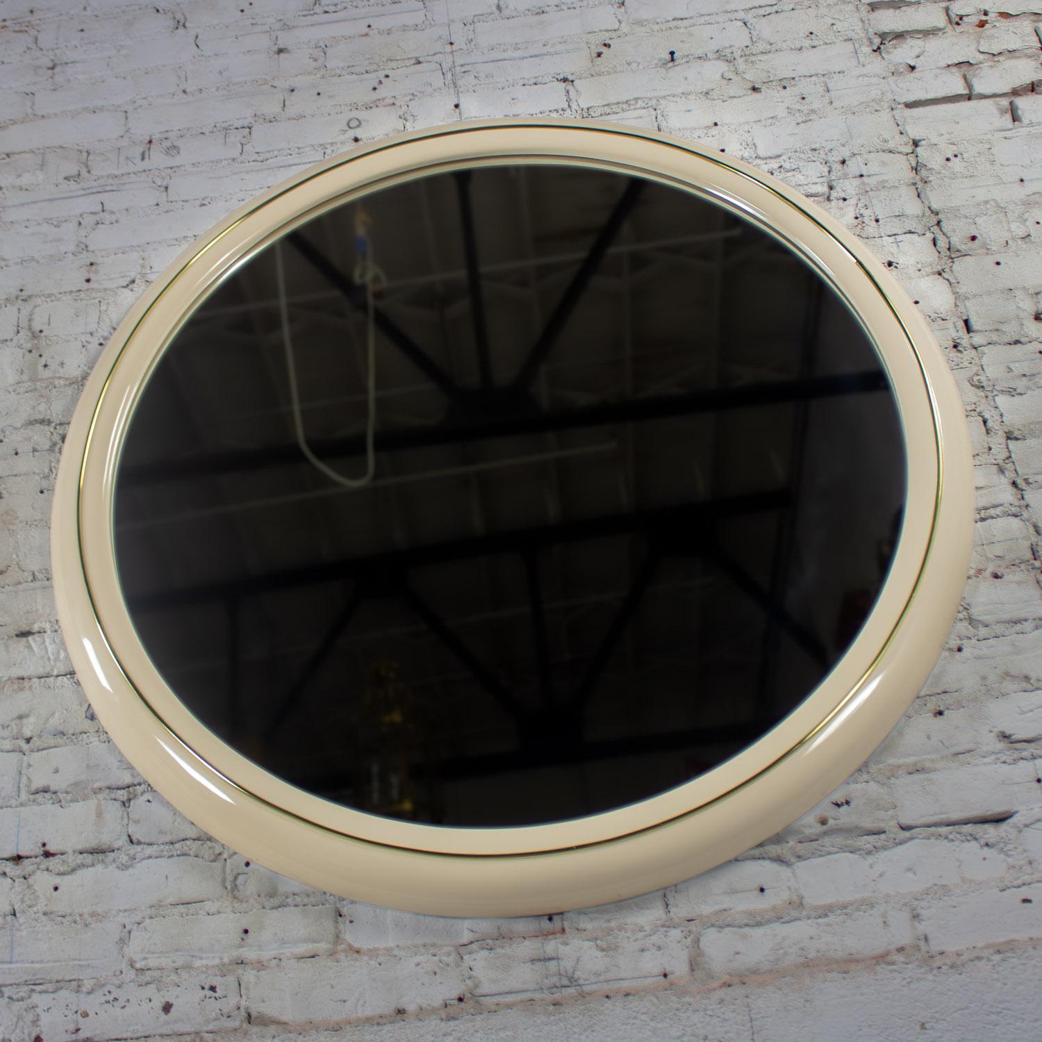 Moderne à postmoderne Lane Furniture Miroir mural rond en laque blanche et laiton en vente 7
