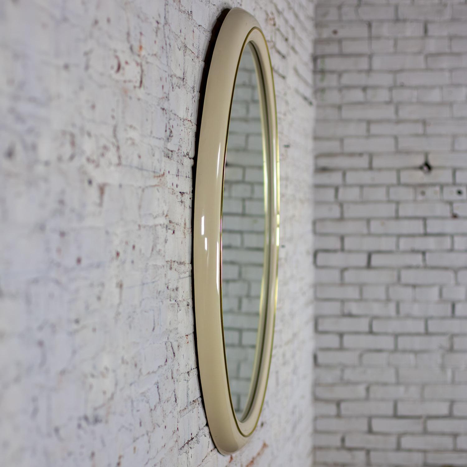 Moderne à postmoderne Lane Furniture Miroir mural rond en laque blanche et laiton en vente 8