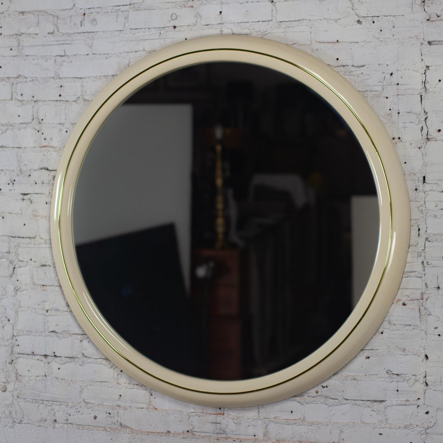 Moderne à postmoderne Lane Furniture Miroir mural rond en laque blanche et laiton en vente 10