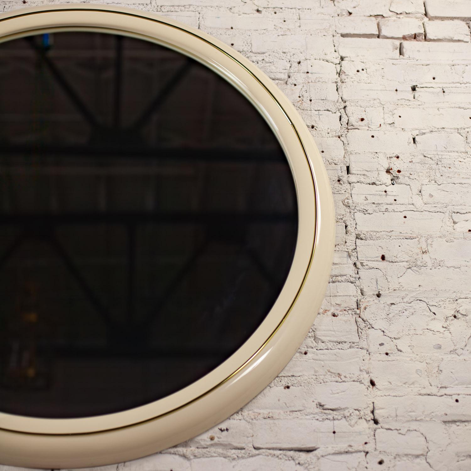 Moderne à postmoderne Lane Furniture Miroir mural rond en laque blanche et laiton en vente 11
