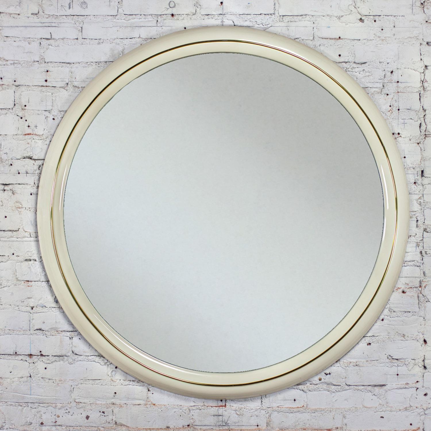 Moderne à postmoderne Lane Furniture Miroir mural rond en laque blanche et laiton en vente 13