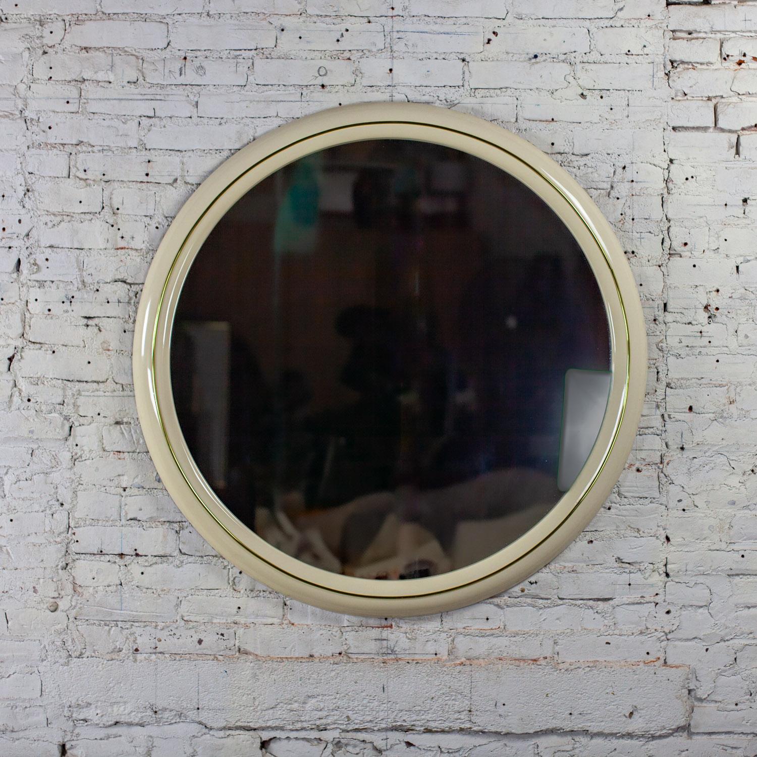 By Vintage Modern to Postmodern Lane Furniture miroir mural rond composé de laque blanche lisse et de garnitures en laiton. Byit, en gardant à l'esprit qu'il s'agit d'une pièce vintage et non pas neuve, qui présentera donc des signes d'utilisation
