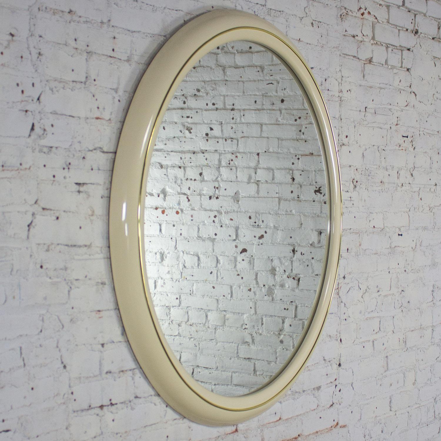 Américain Moderne à postmoderne Lane Furniture Miroir mural rond en laque blanche et laiton en vente