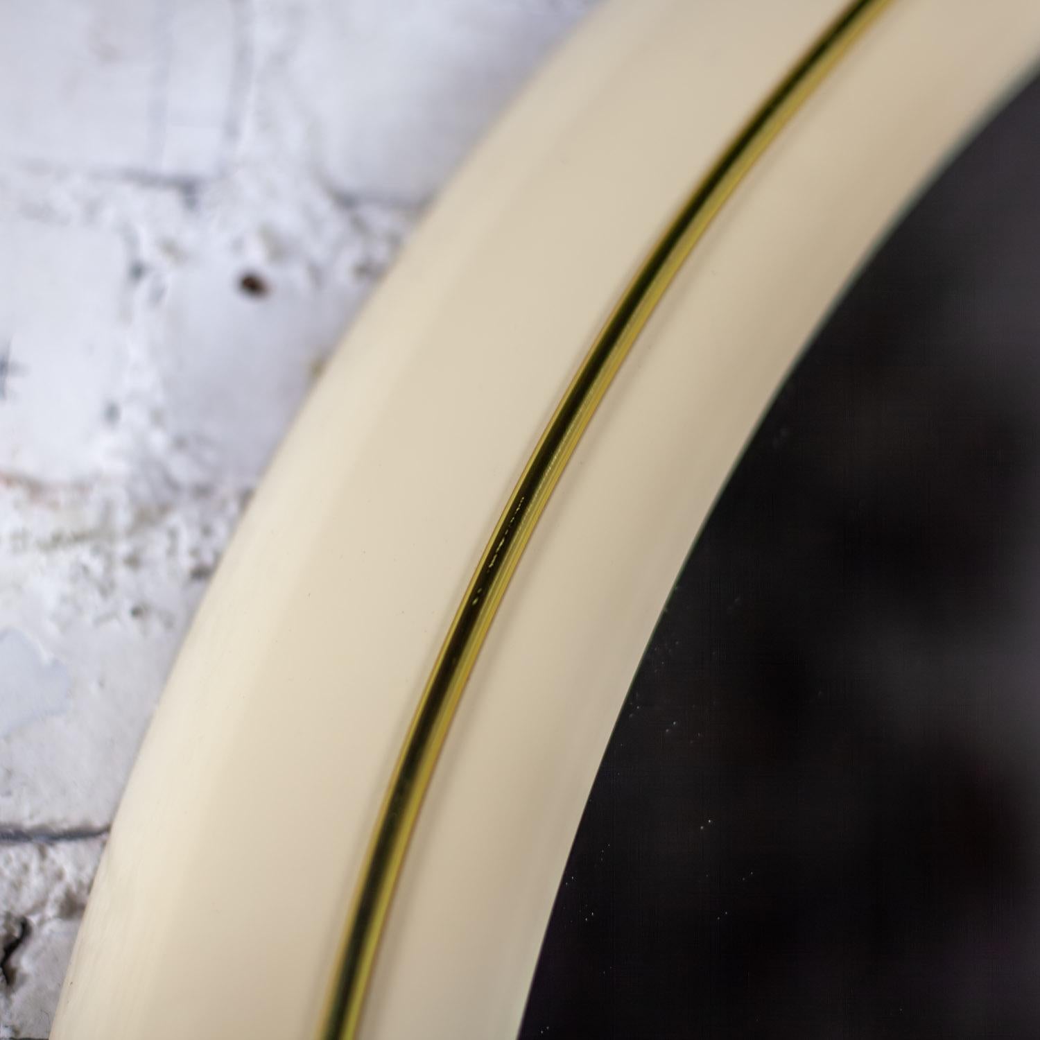 Moderne à postmoderne Lane Furniture Miroir mural rond en laque blanche et laiton Bon état - En vente à Topeka, KS