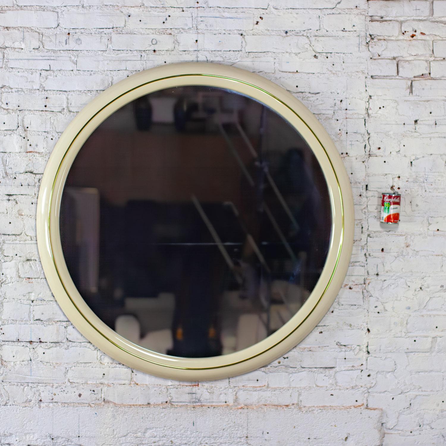Fin du 20e siècle Moderne à postmoderne Lane Furniture Miroir mural rond en laque blanche et laiton en vente
