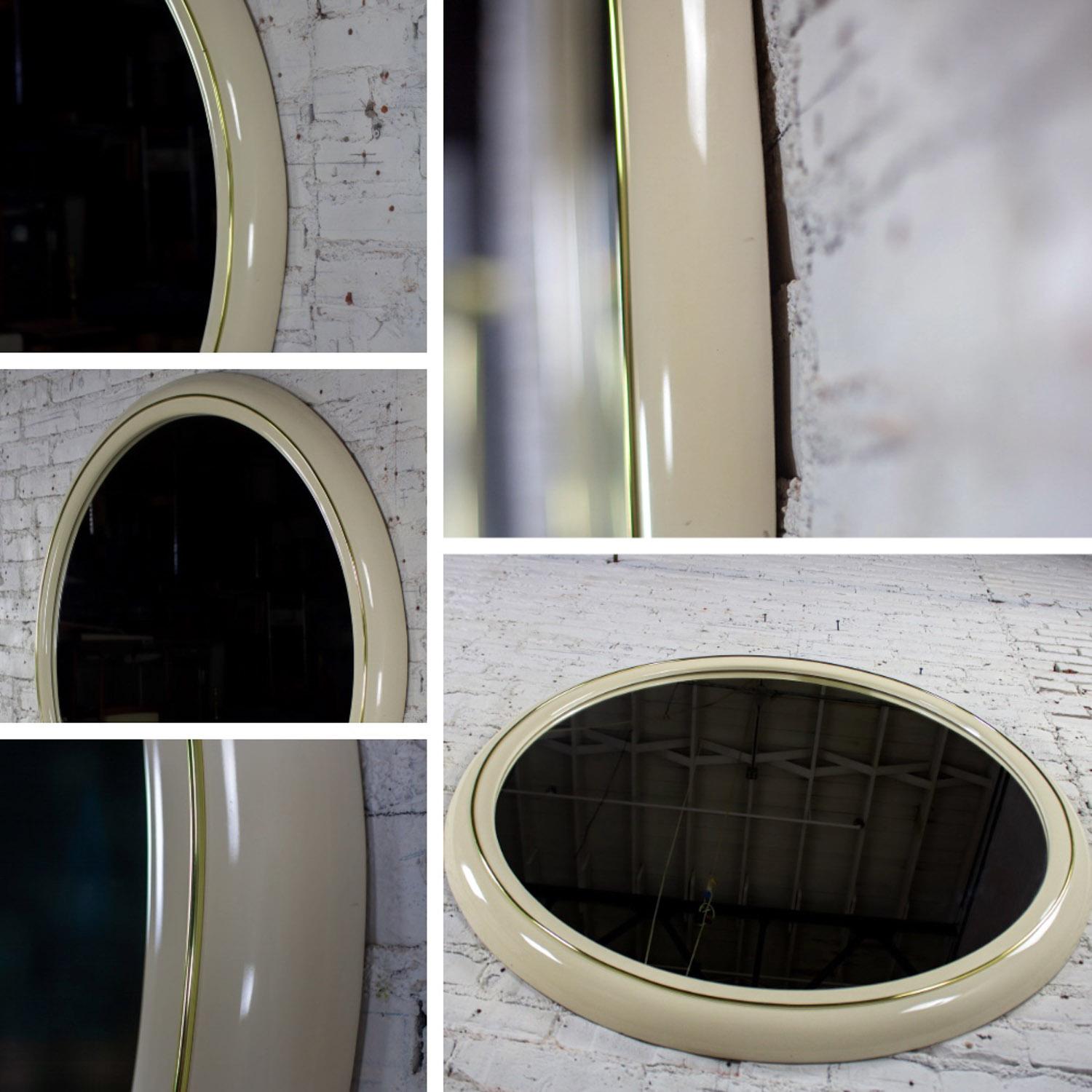 Moderne à postmoderne Lane Furniture Miroir mural rond en laque blanche et laiton en vente 1